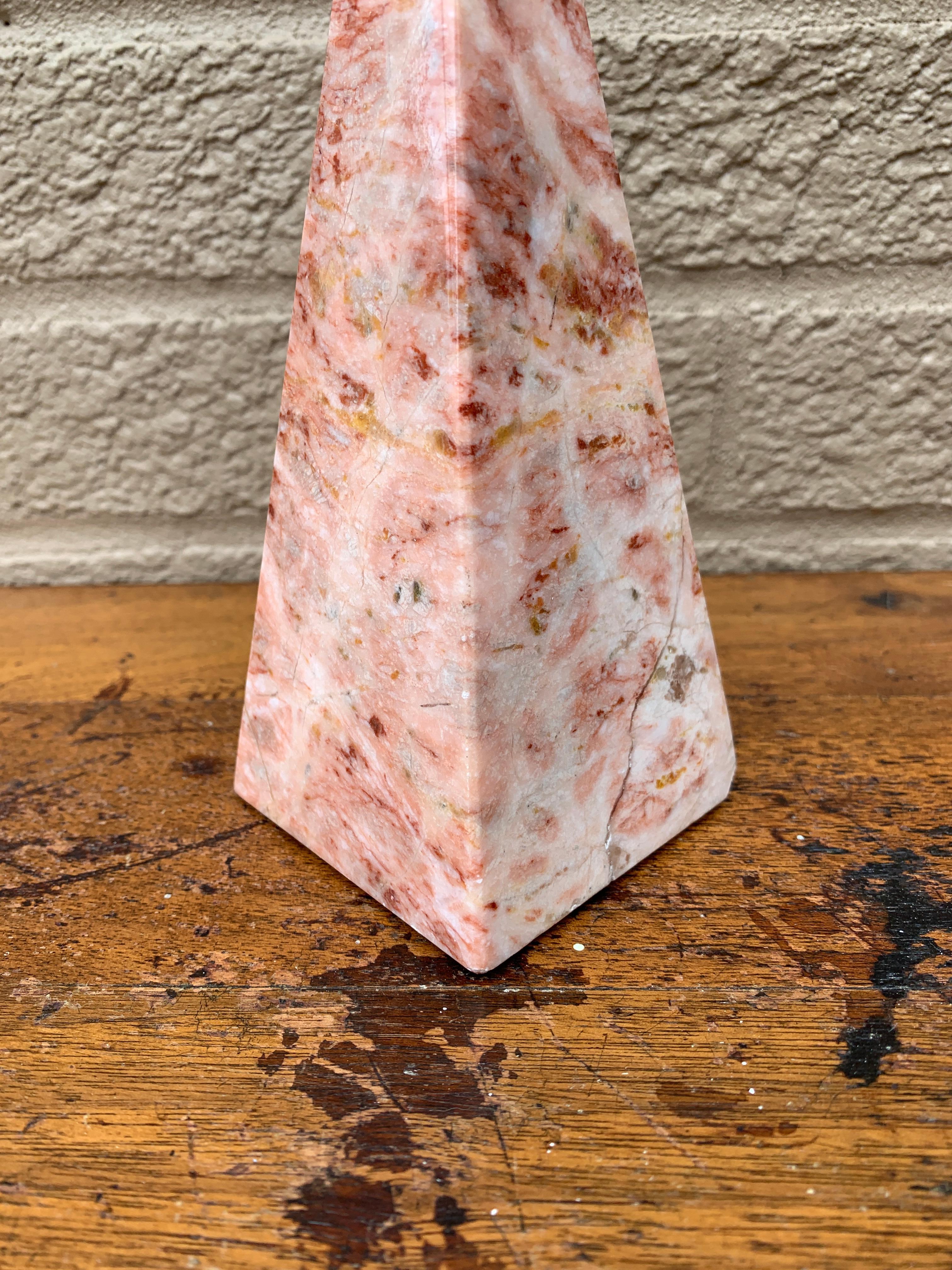 Obeliscos neoclásicos Grand Tour de mármol macizo rosa y crema, pareja en venta 4