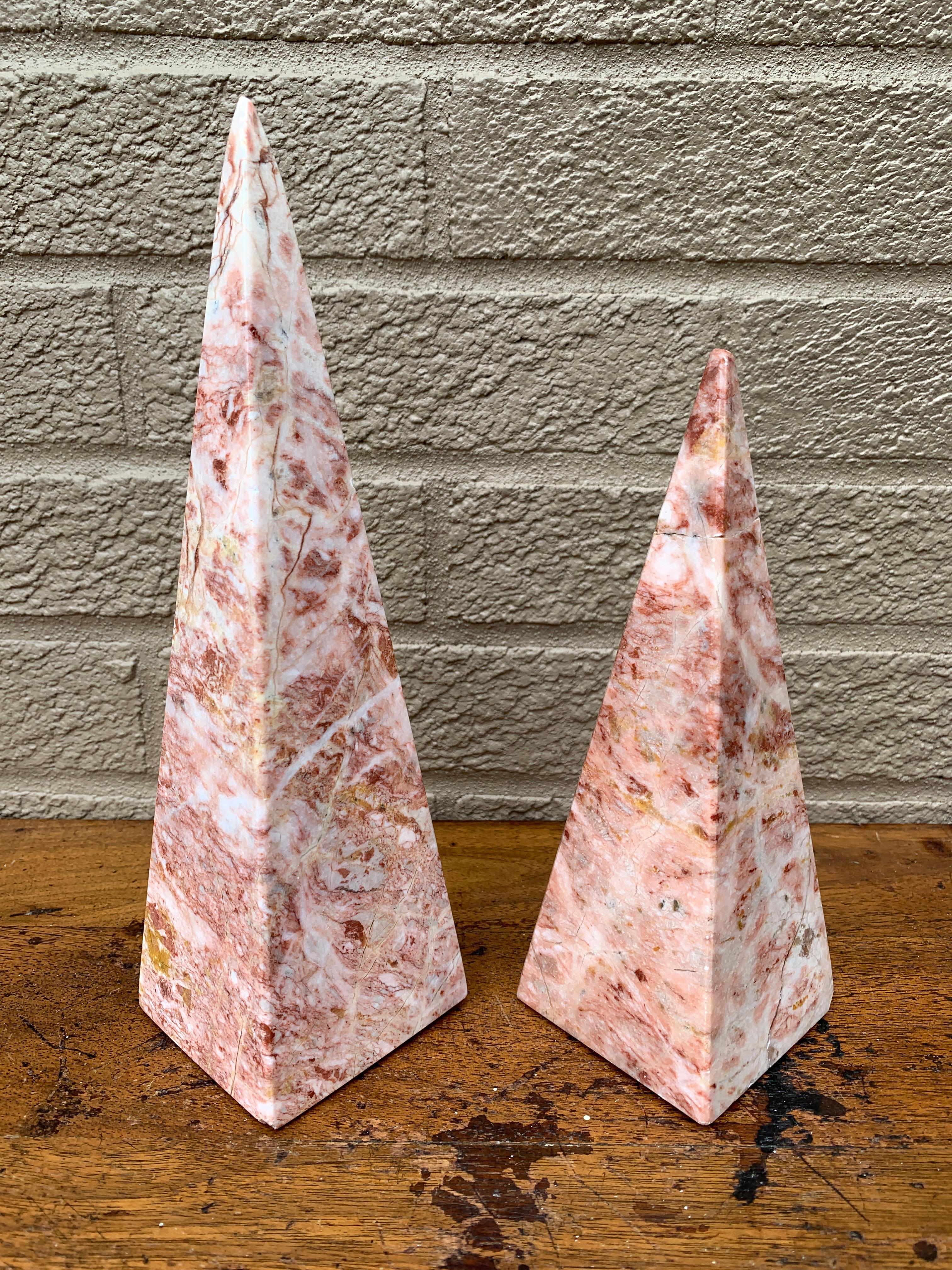 Impresionante pareja de obeliscos neoclásicos de mármol macizo rosa y crema estilo Grand Tour

Finales del siglo XX

Medidas: 
Grande: 2,88