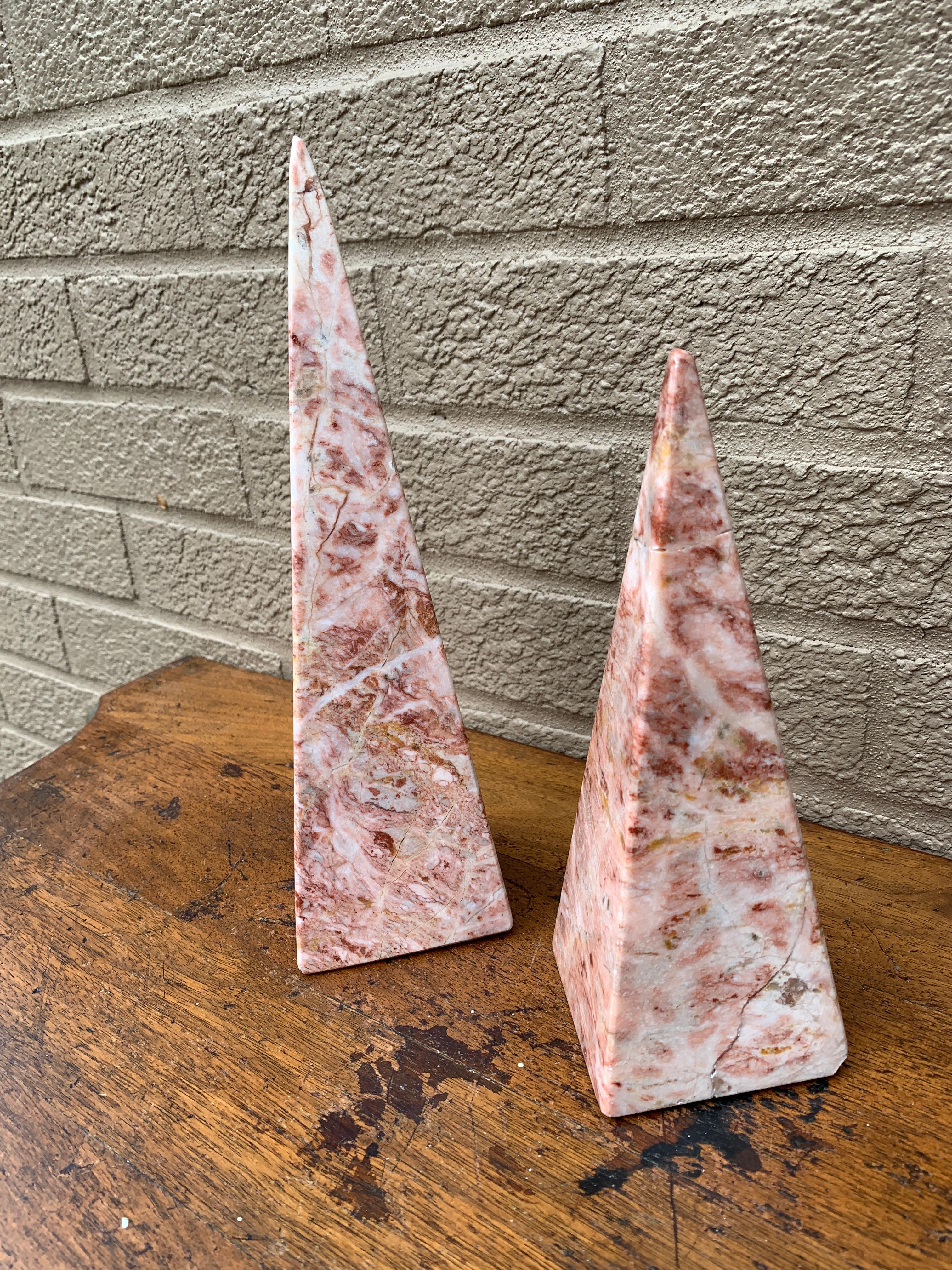 Obeliscos neoclásicos Grand Tour de mármol macizo rosa y crema, pareja Mexicano en venta