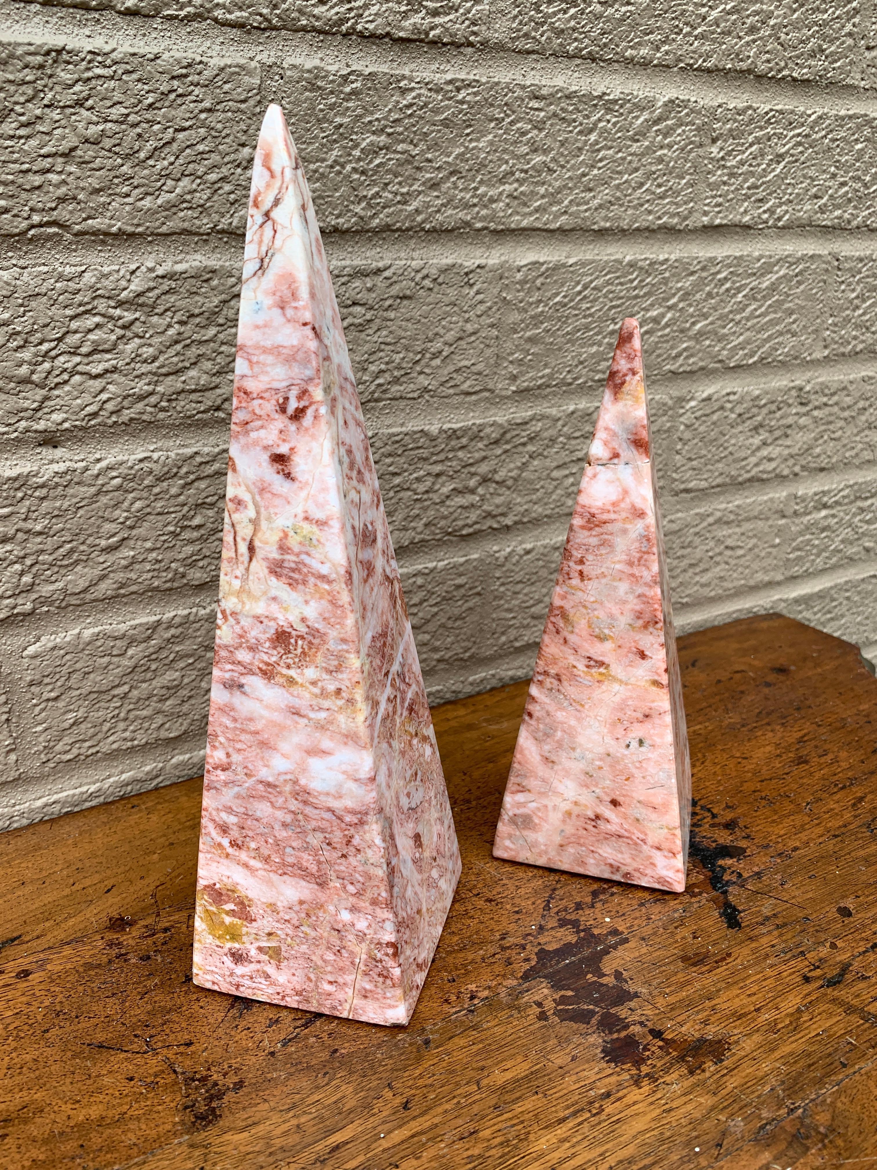Obeliscos neoclásicos Grand Tour de mármol macizo rosa y crema, pareja en Bueno estado para la venta en Elkhart, IN