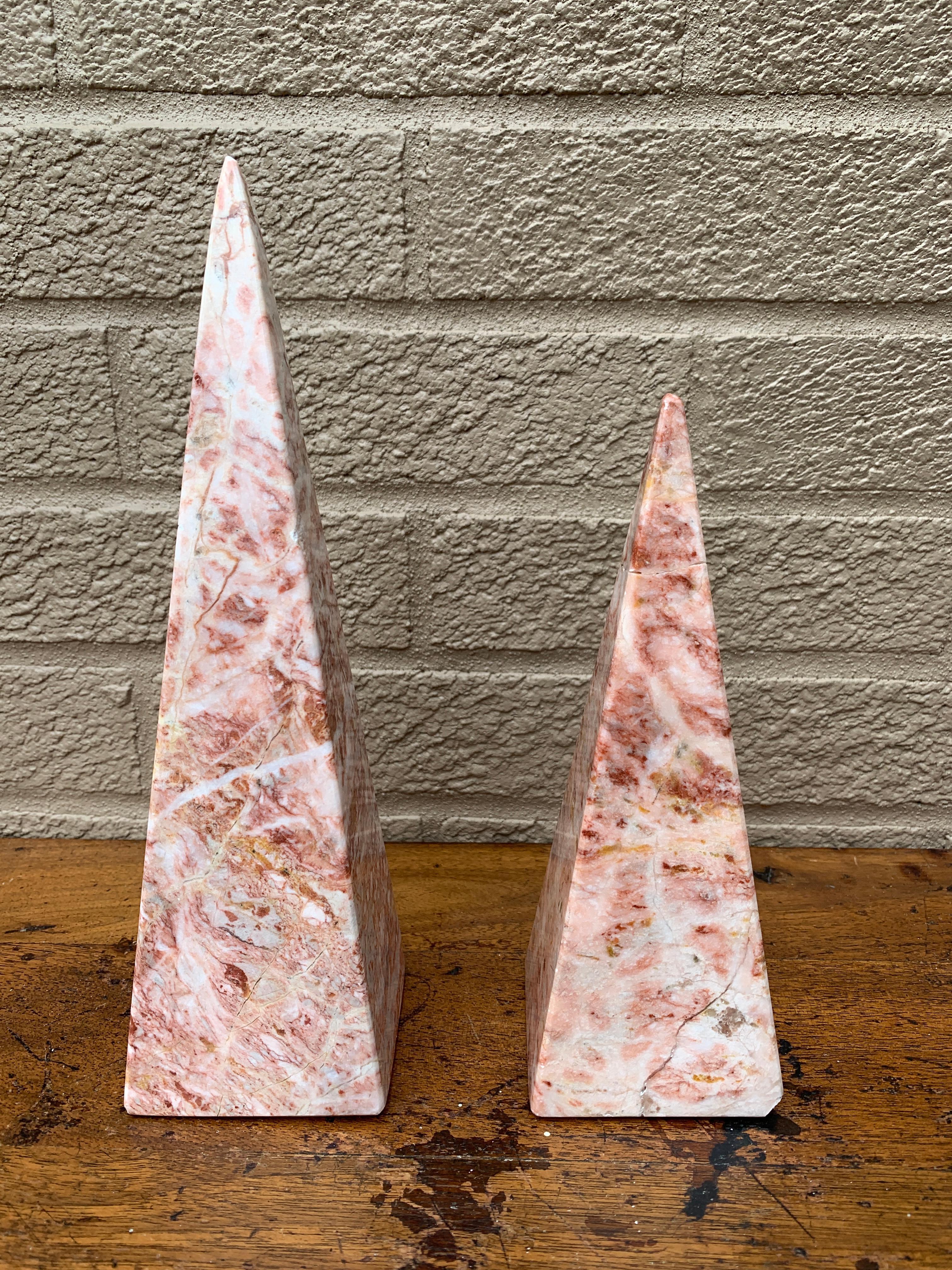 Obeliscos neoclásicos Grand Tour de mármol macizo rosa y crema, pareja siglo XX en venta