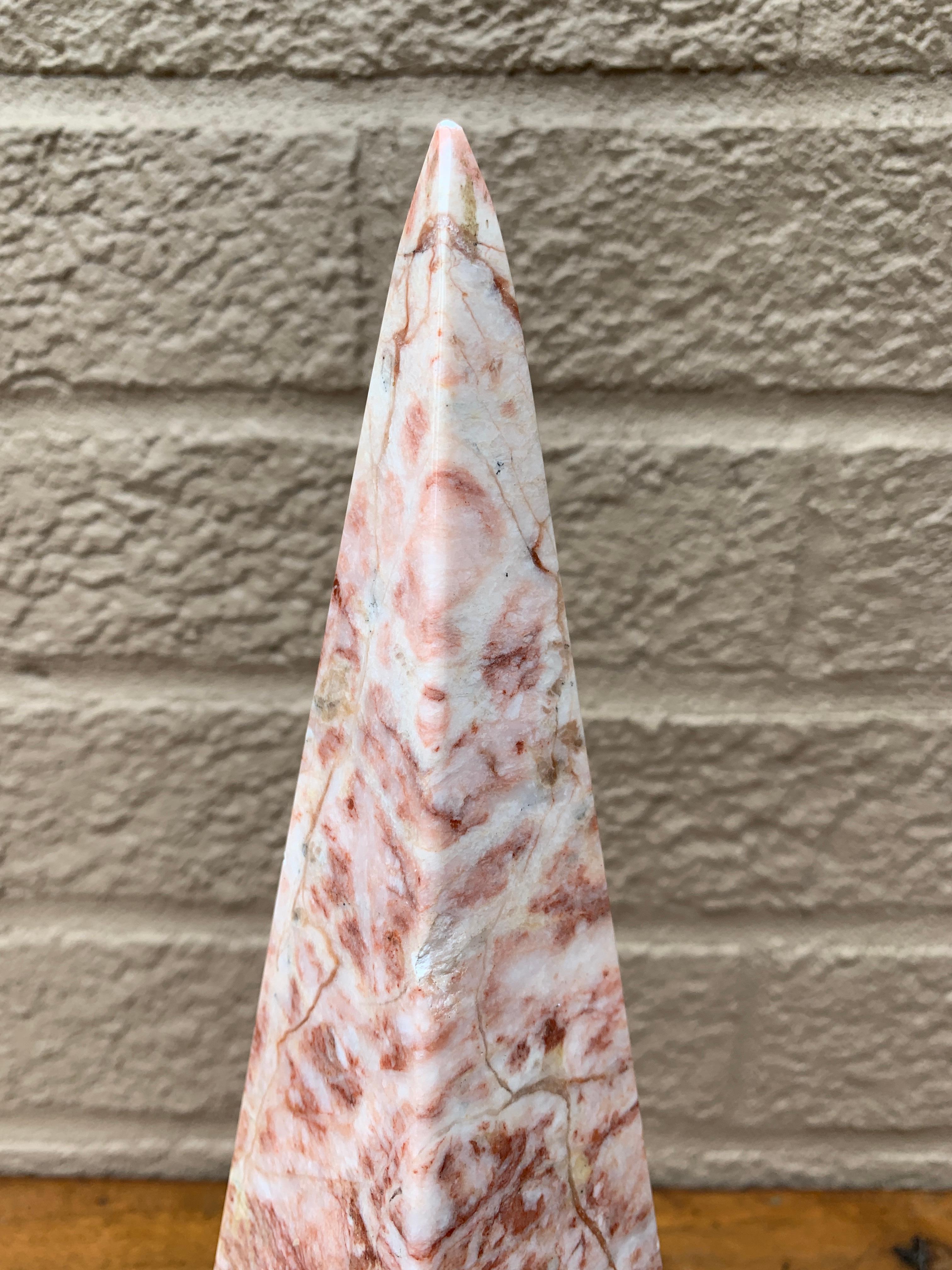 Obeliscos neoclásicos Grand Tour de mármol macizo rosa y crema, pareja Ónix en venta