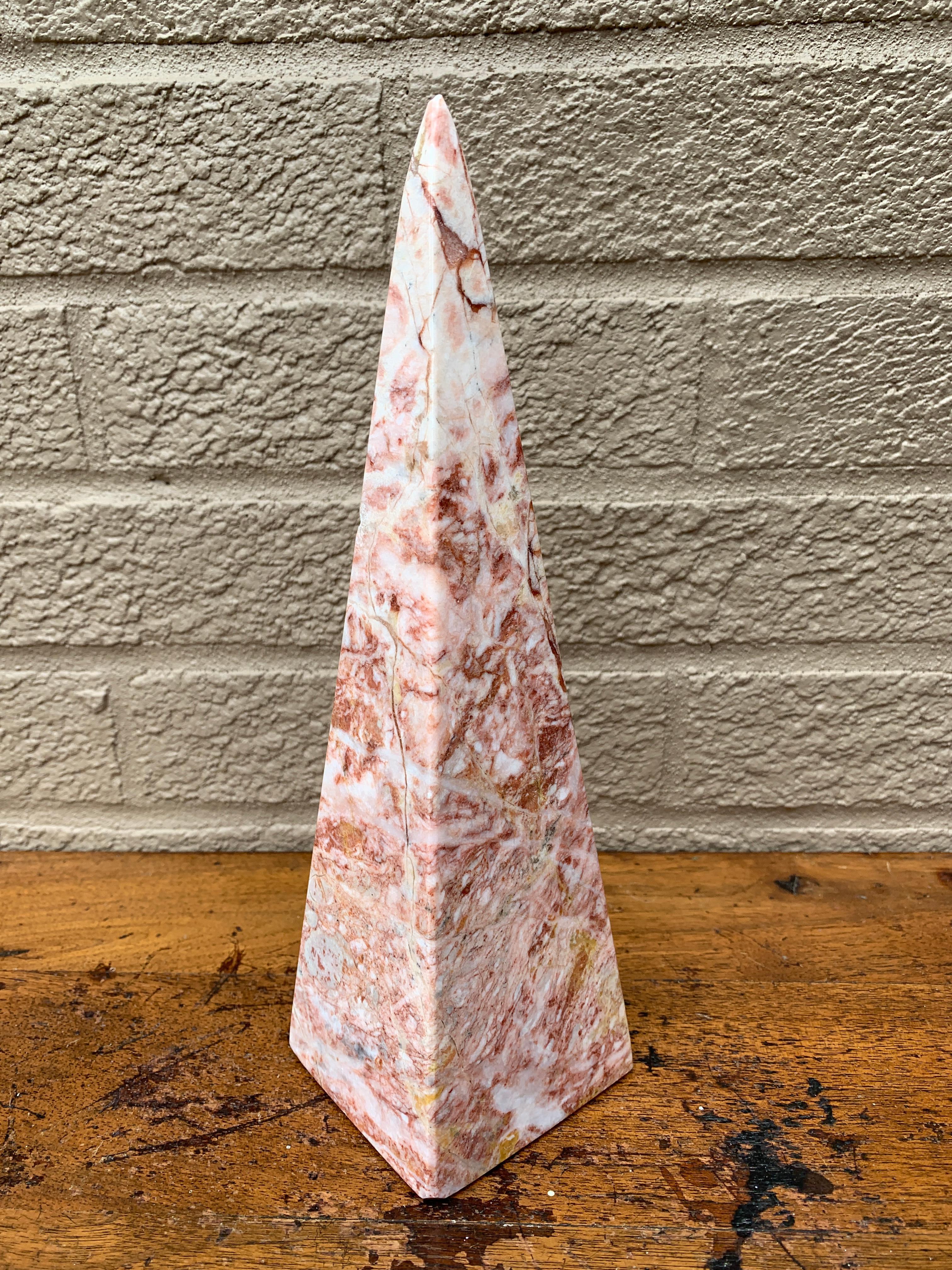 Obeliscos neoclásicos Grand Tour de mármol macizo rosa y crema, pareja en venta 2