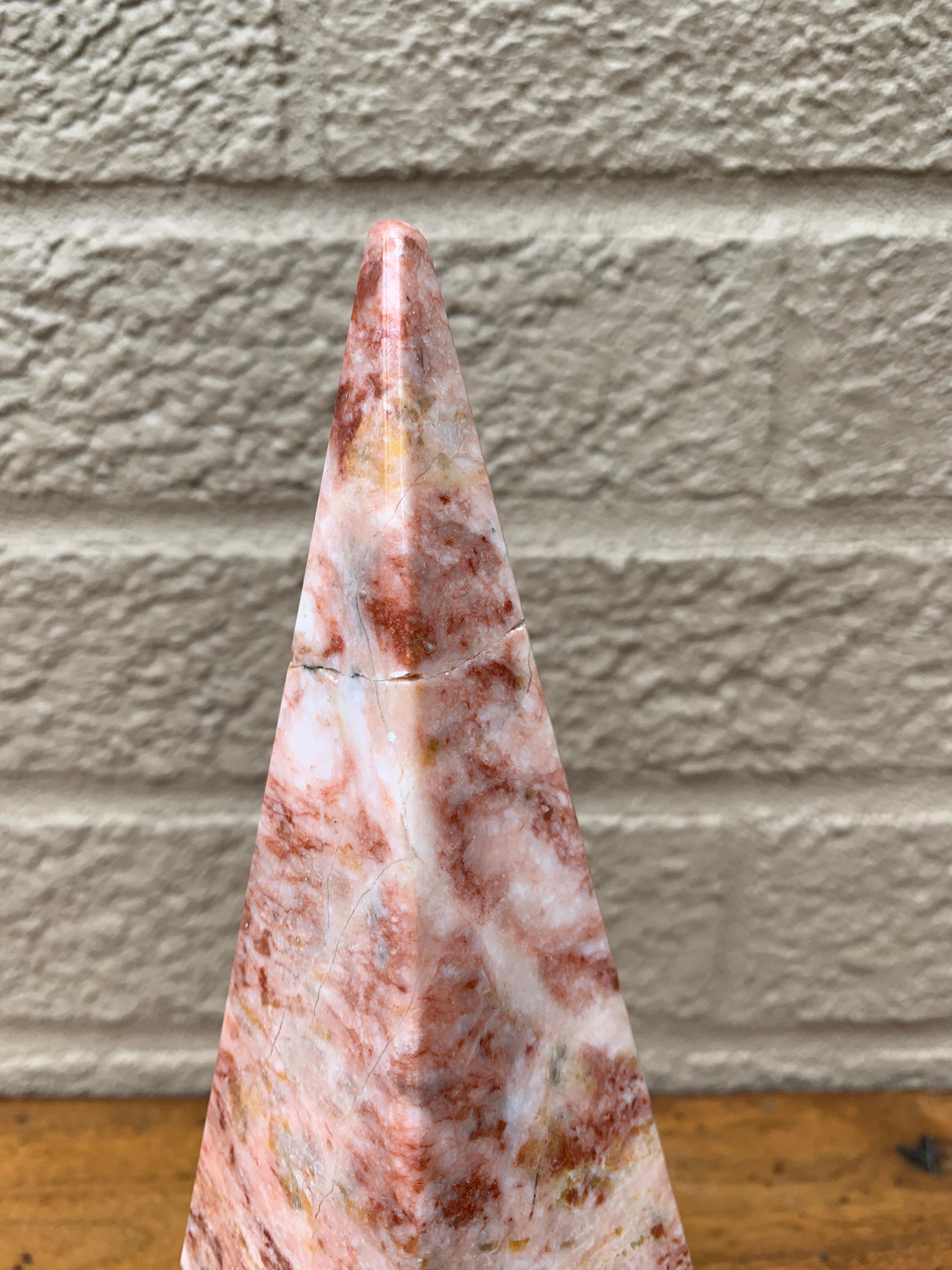 Obeliscos neoclásicos Grand Tour de mármol macizo rosa y crema, pareja en venta 3