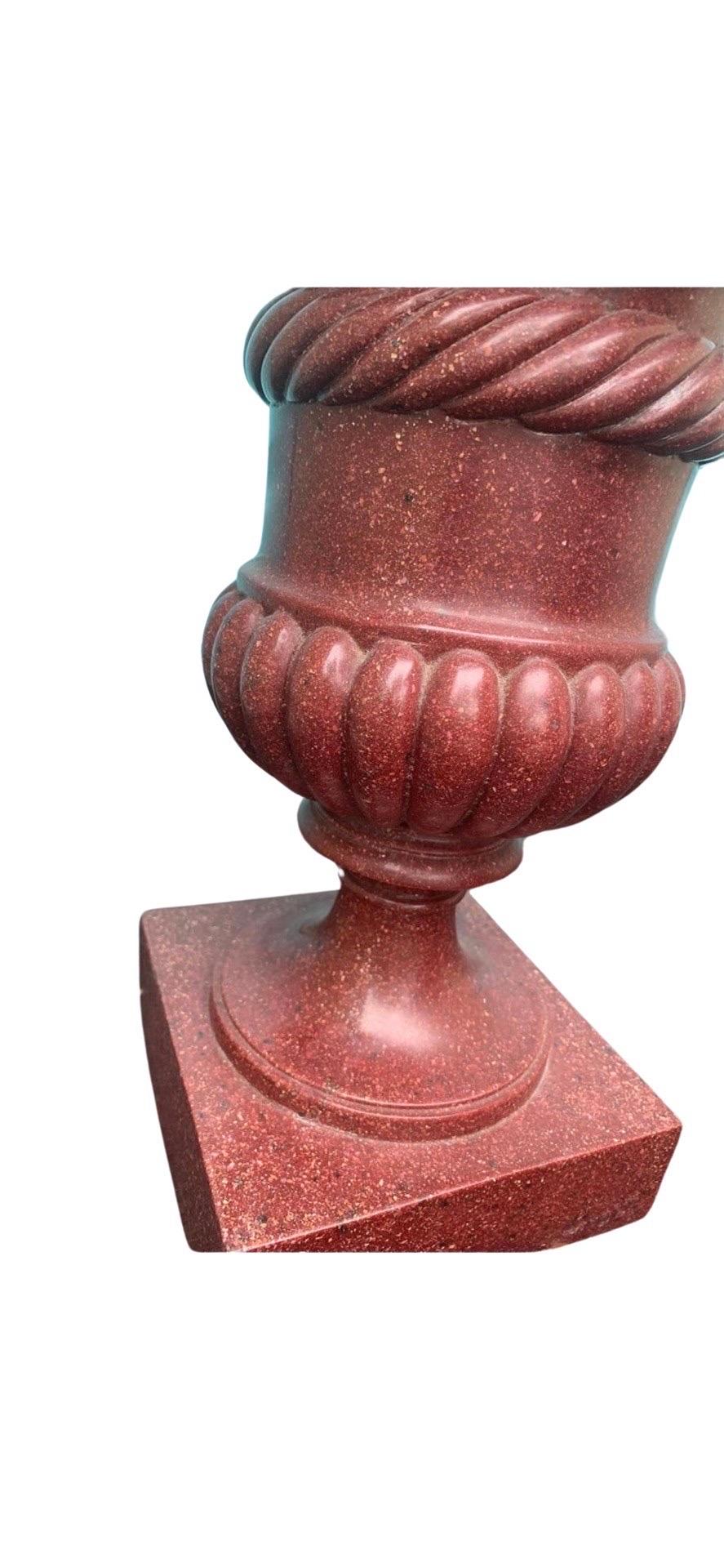 Urna neoclásica de mármol imitación pórfido estilo Grand Tour siglo XX en venta