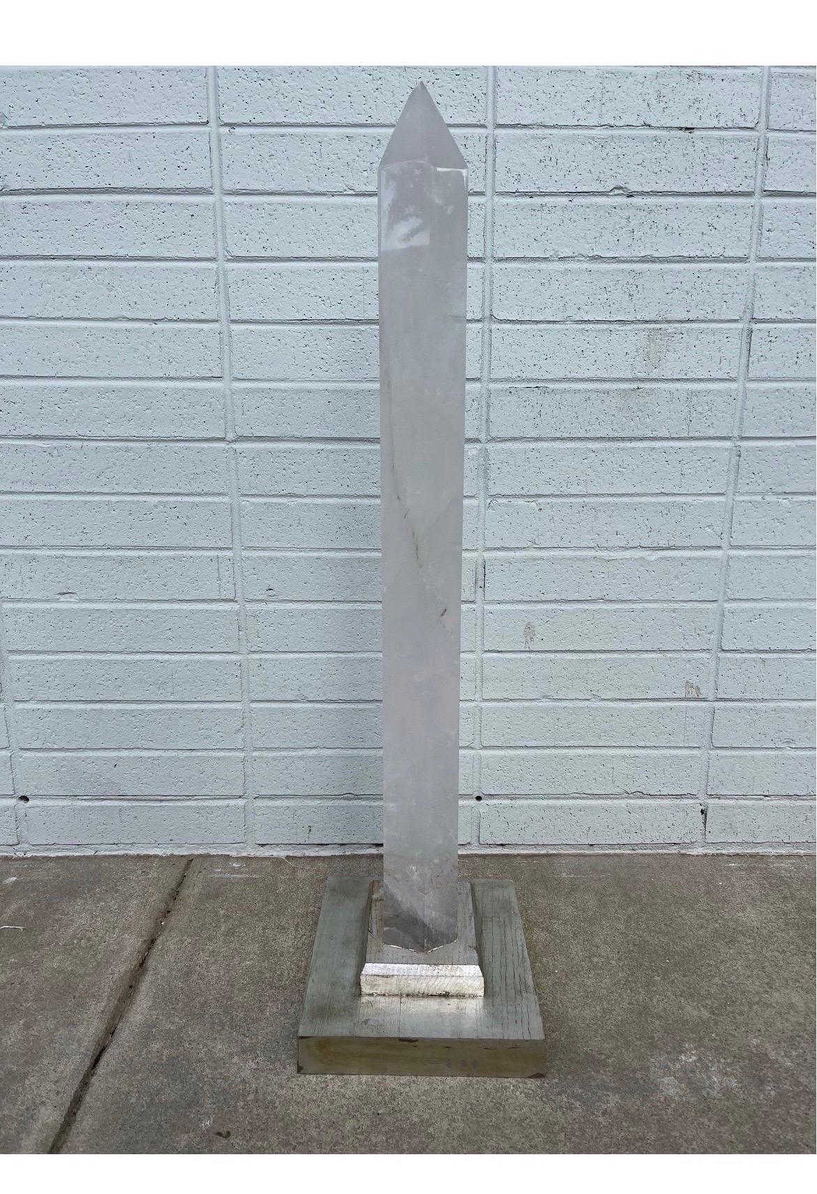 Monumentale obelisco di cristallo di rocca raccolto in miniera montato su una base in legno dorato d'argento. Misura: 33