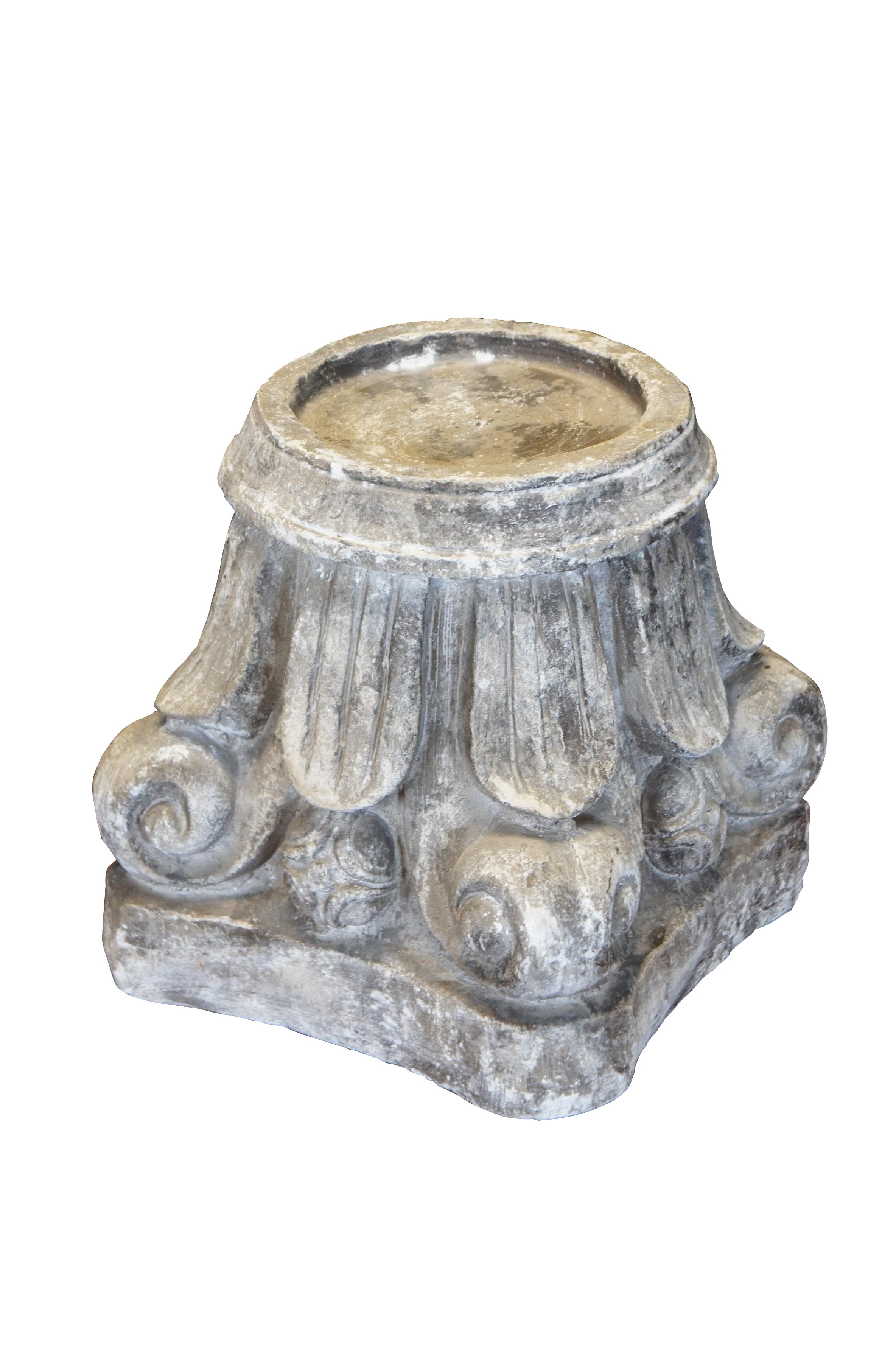 Support de plantes / bougeoir en fausse pierre de la fin du 20e siècle en forme de base de colonne néoclassique avec des coins en volutes et des feuilles d'acanthe tombantes encadrant le sommet arrondi. Fabriqué en résine avec une finition en pierre