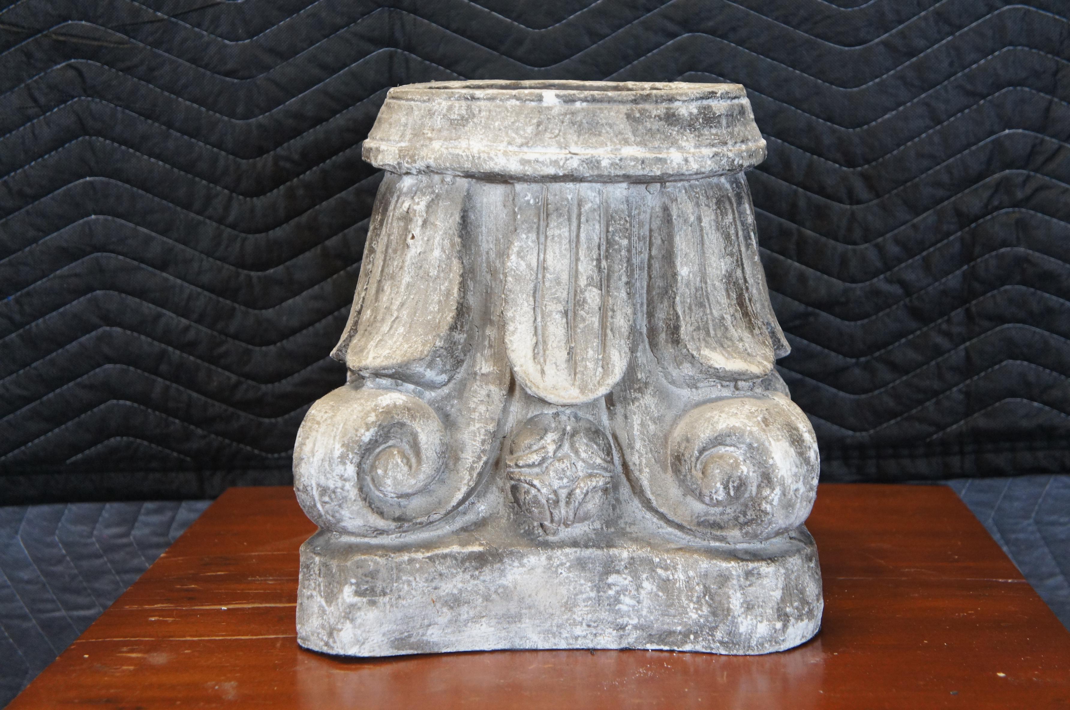 20ième siècle Colonne en fausse pierre grecque néoclassique Acanthus Leaf Candle Holder Plant Stand 1 en vente