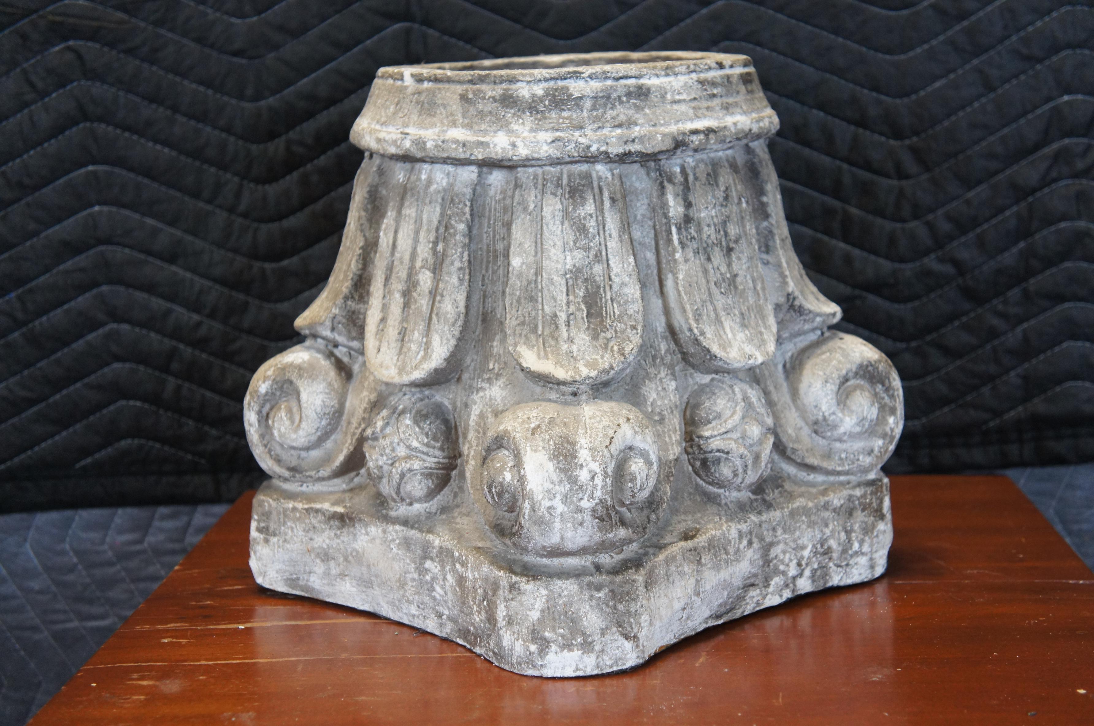 Colonne en fausse pierre grecque néoclassique Acanthus Leaf Candle Holder Plant Stand 1 en vente 1