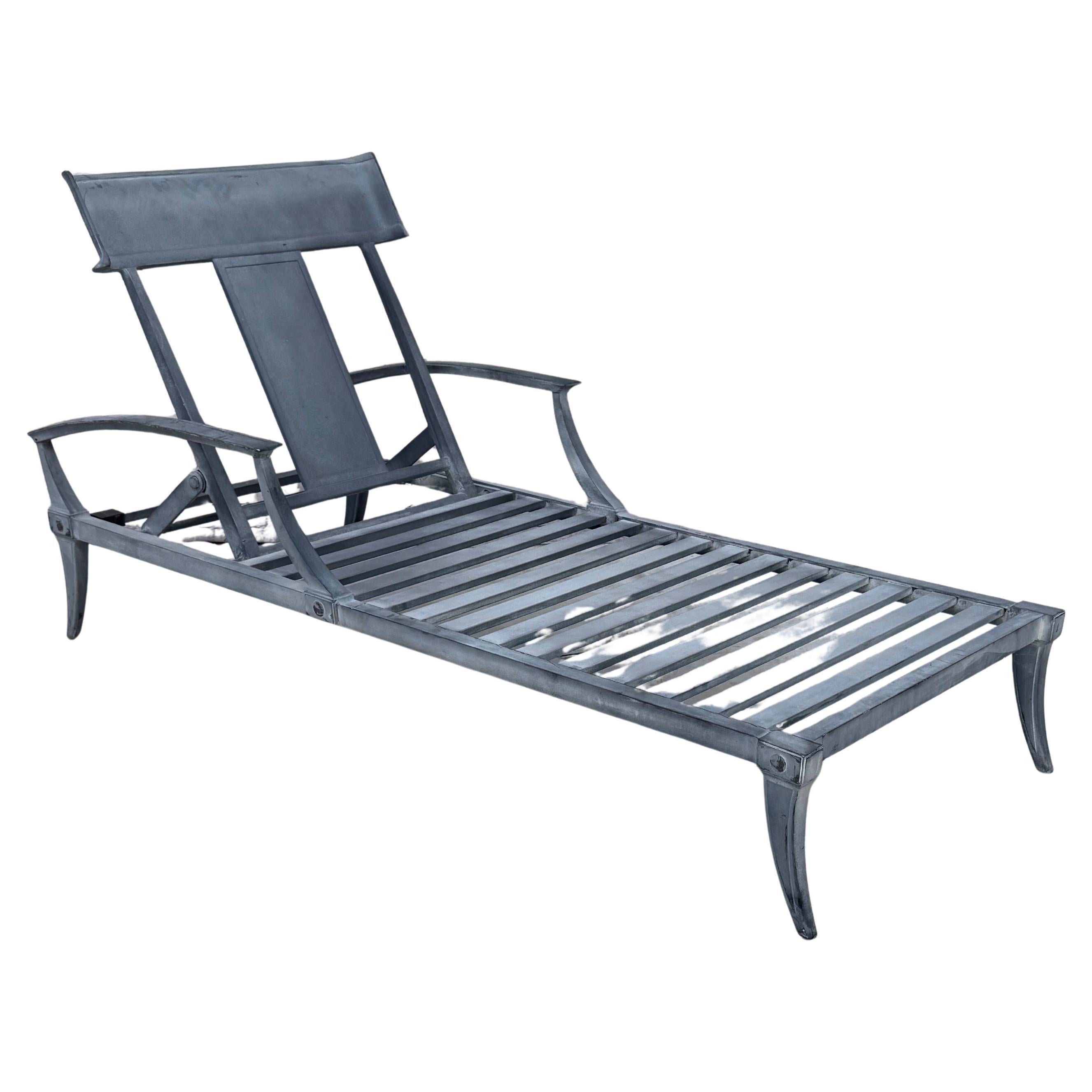 Rara chaise longue in stile neoclassico greco-romano della fine del XX secolo, realizzata in alluminio fuso da Restoration Hardware.
Un'interpretazione moderna del design greco del V secolo a.C., realizzata in alluminio fuso. Klismos si distingue