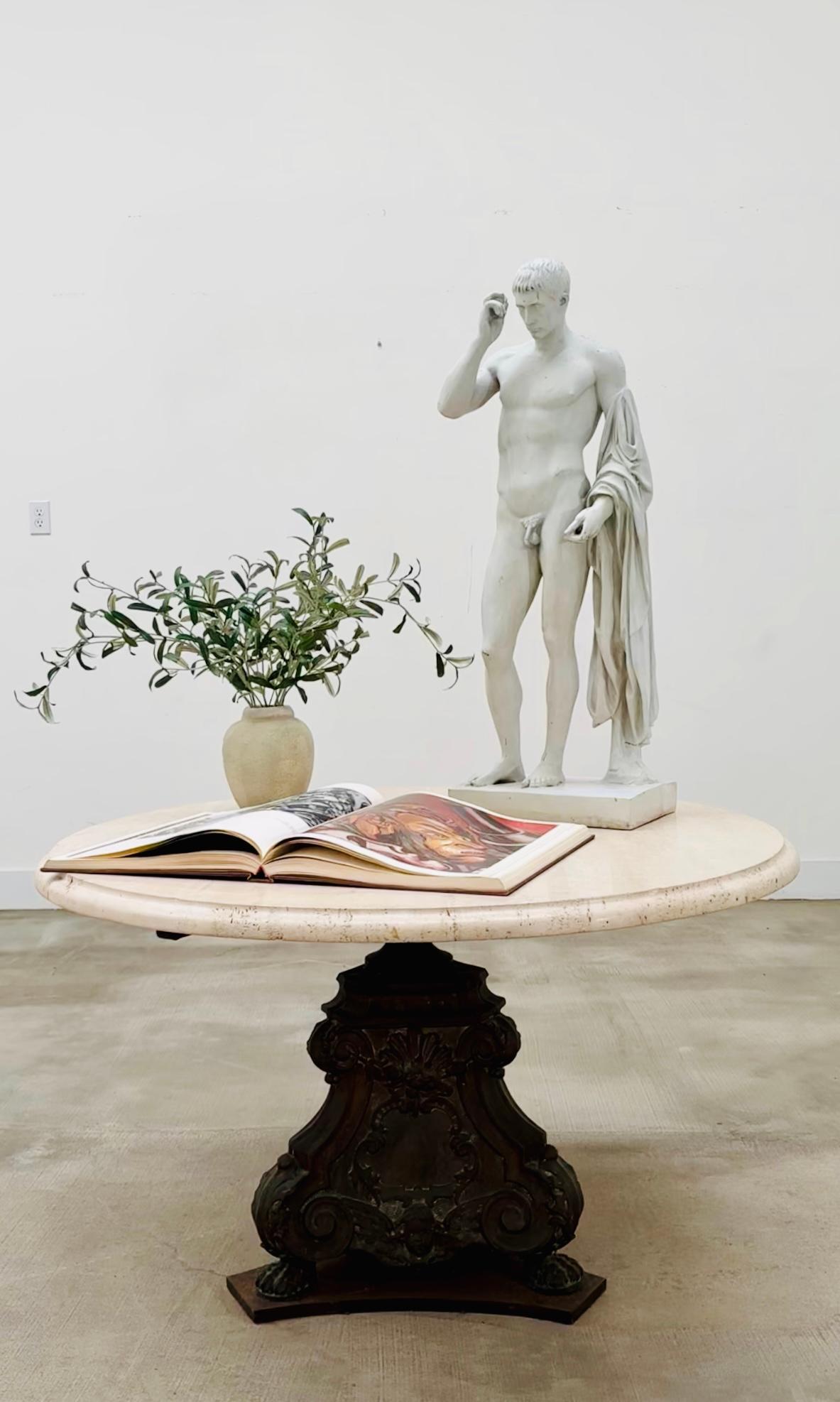 Atractiva escultura figurativa de Patricio desnudo de estilo grecorromano realizada con gusto neoclásico. La escultura figurativa está fabricada con un compuesto de resina y tiene un acabado pintado envejecido. La figura está representada de pie,