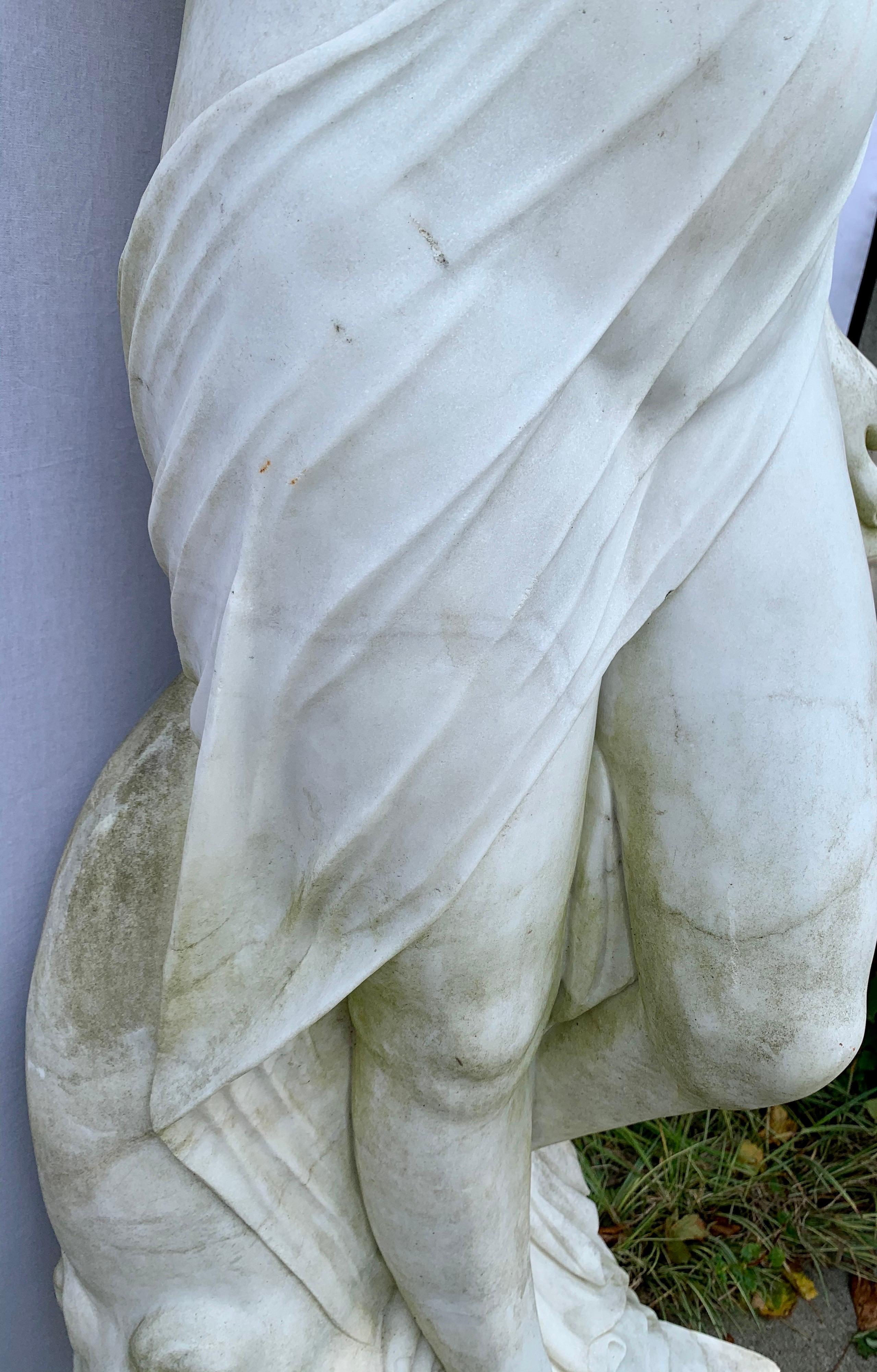 Lebensgroße neoklassizistische griechische Marmorstatue-Skulptur der griechischen Göttin (20. Jahrhundert) im Angebot