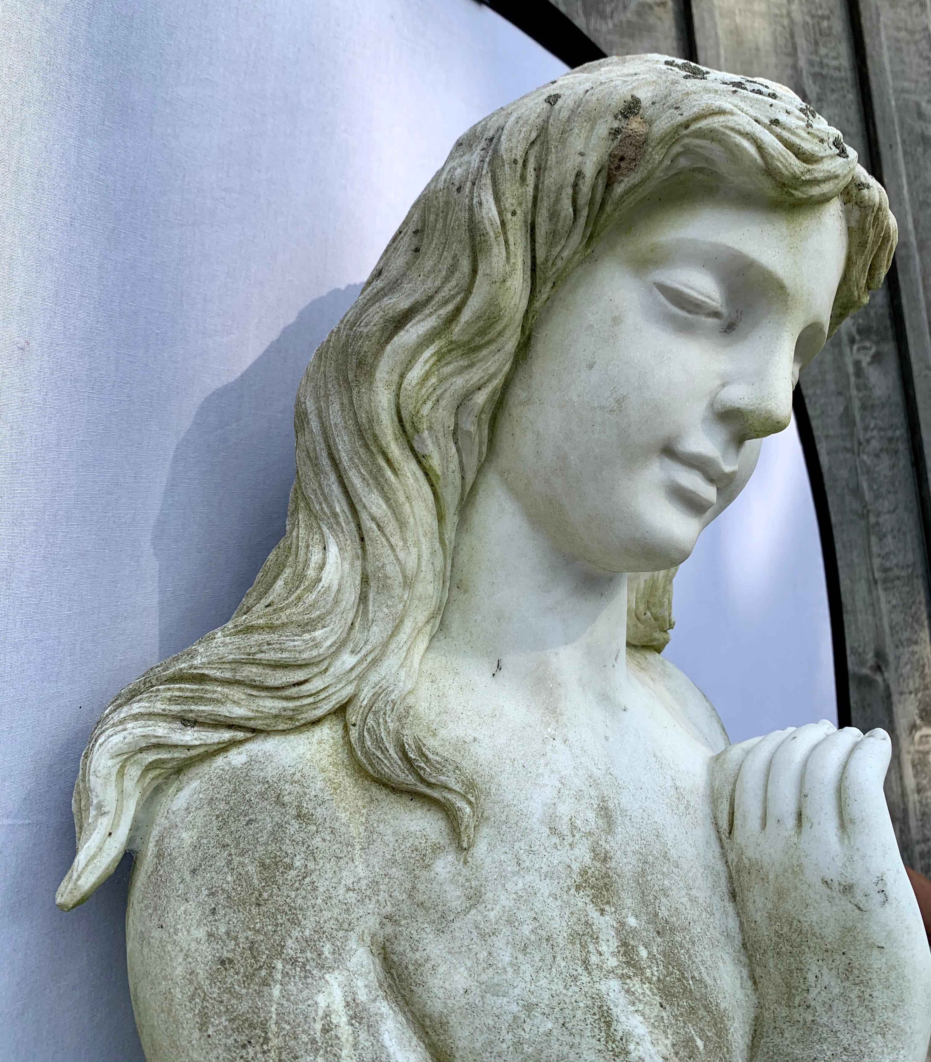 Lebensgroße neoklassizistische griechische Marmorstatue-Skulptur der griechischen Göttin im Angebot 1