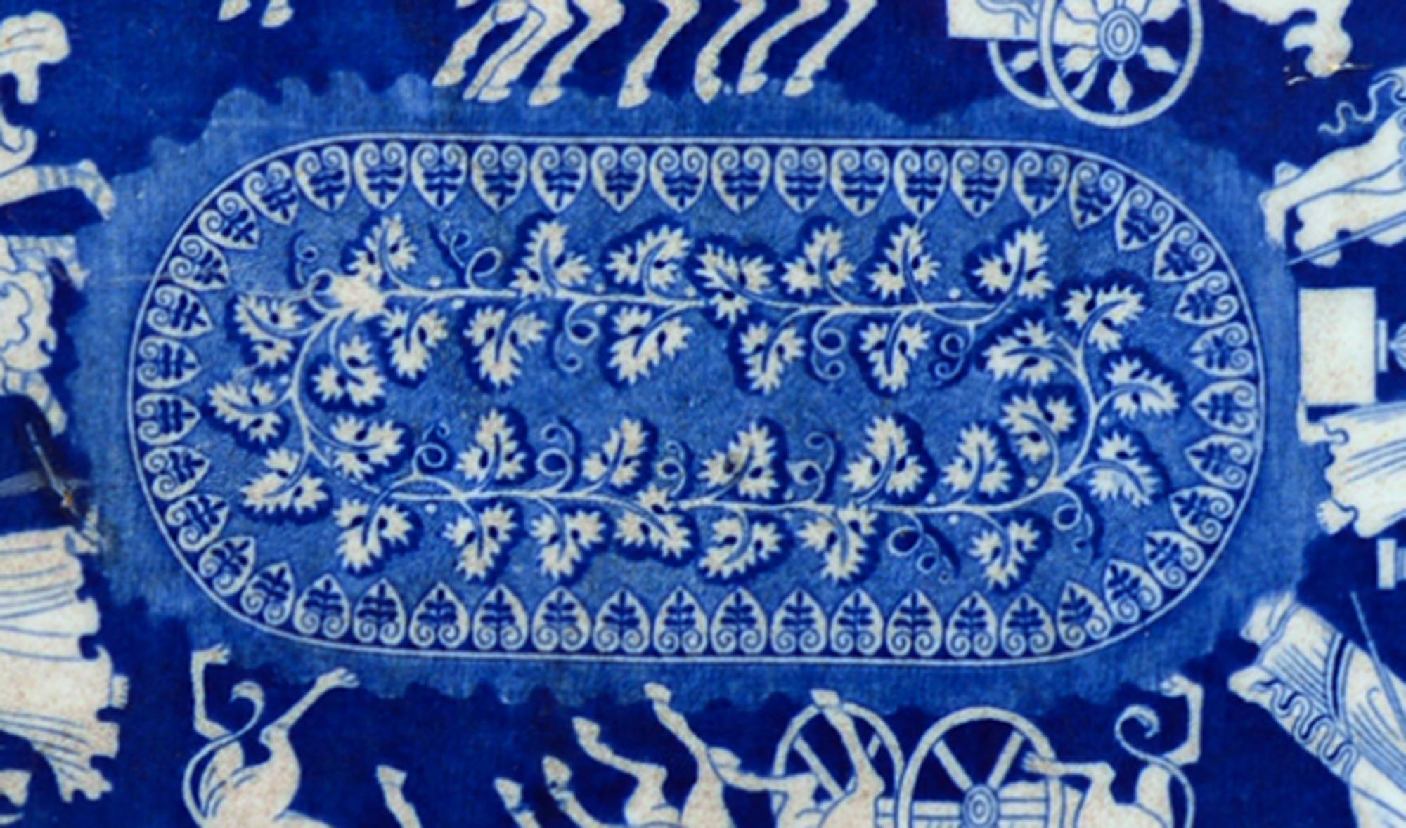 Grand plat néo-classique à motif grec imprimé en bleu, Herculaneum, Liverpool en vente 4