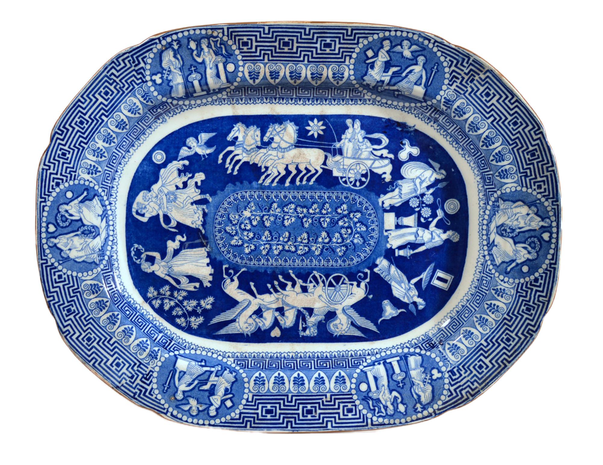 Grand plat néo-classique à motif grec imprimé en bleu,
Herculanum, Liverpool,
Début du 19e siècle

Le motif central en bleu sous-glacé de la poterie d'Herculanum montre une série d'images encerclant un panneau ovale avec une vigne feuillue. Il y