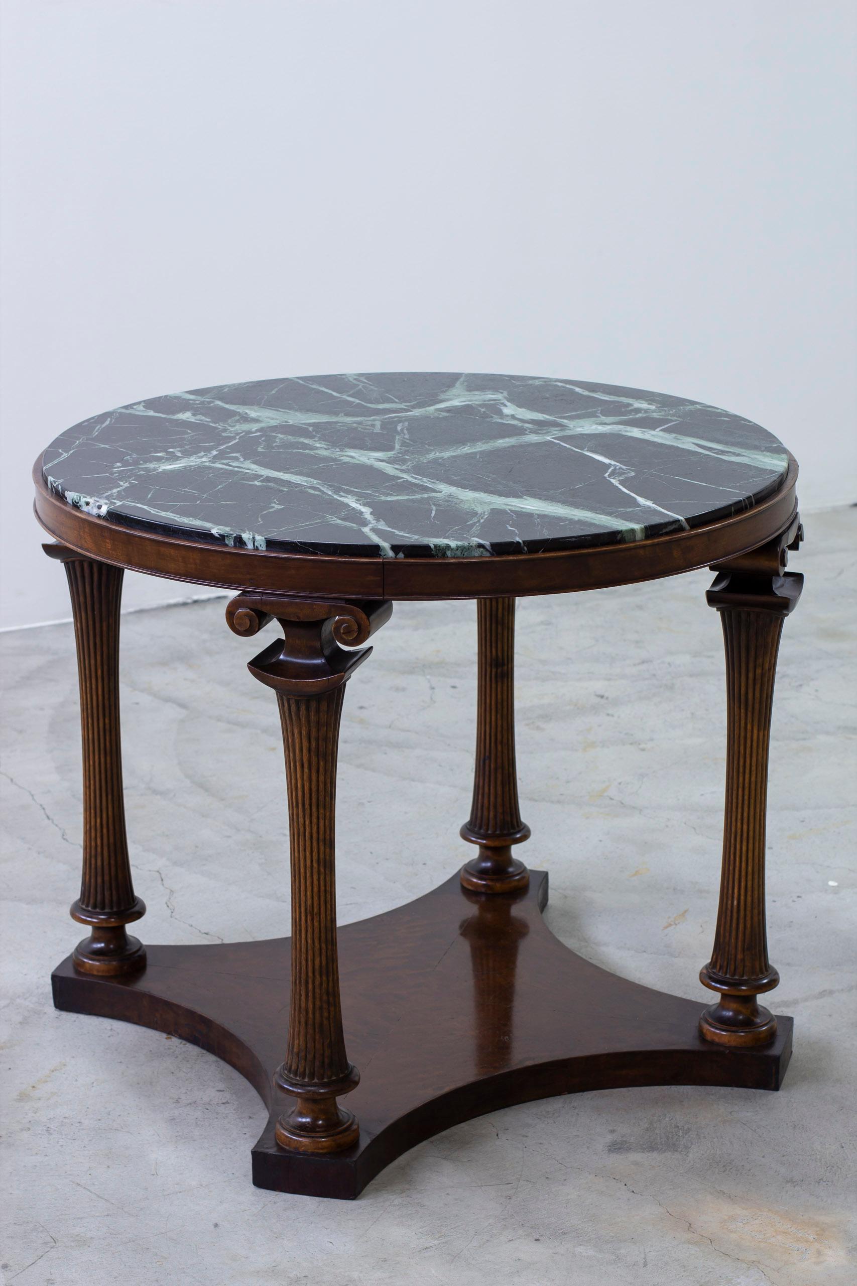 Neoclassical Green marble entrance table in the manner of Axel Einar Hjorth  In Good Condition For Sale In Hägersten, SE