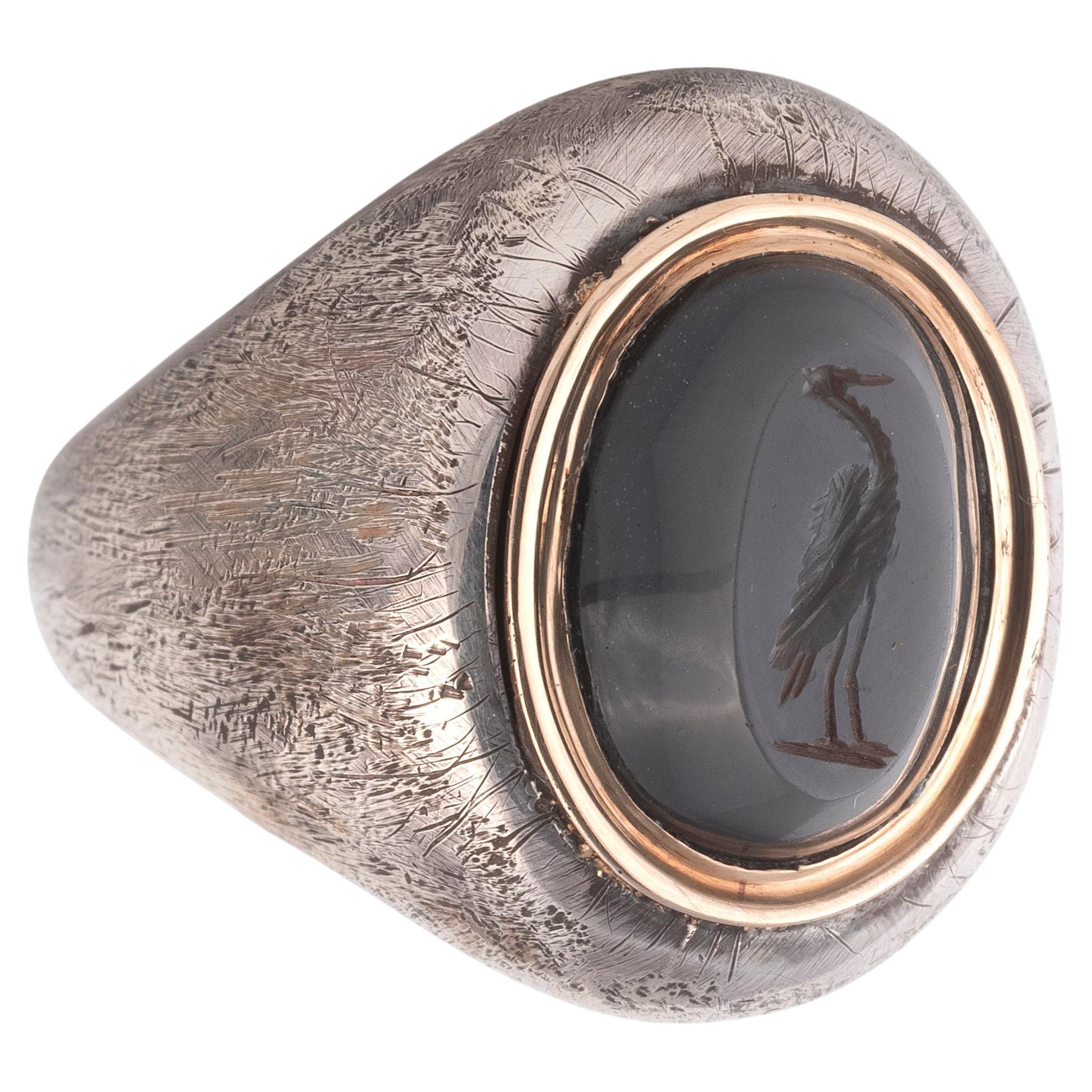 Neoklassizistischer Herrenring aus grauem Achat mit Intaglio aus Heron