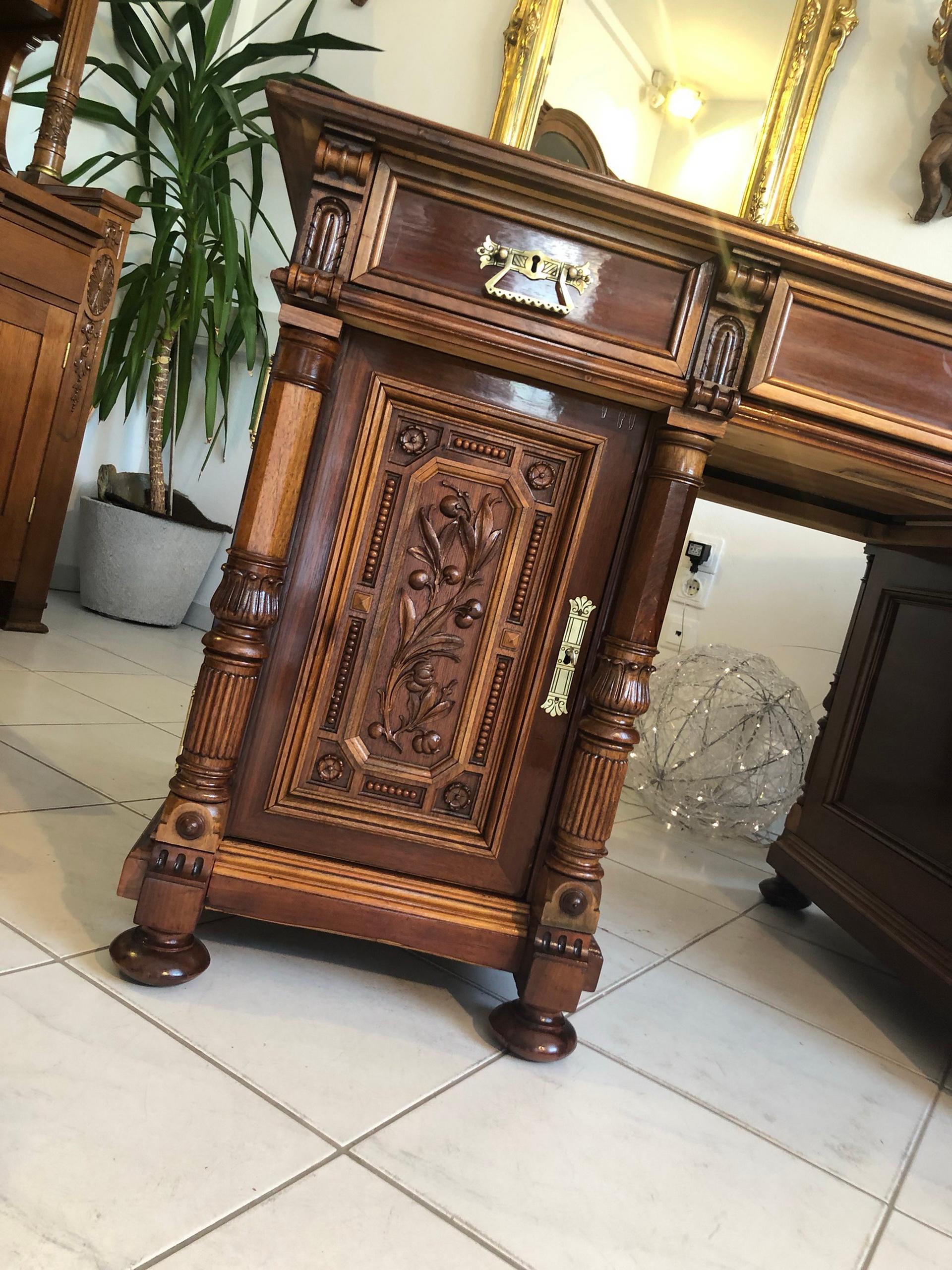 Freshly restored neoclassical bureau or wirting table from Vienna, Austria around 1875. Build in the Gründerzeit era out of solid oak wood the antique piece features beautiful floral carving works as well as columns. It is finished and offers