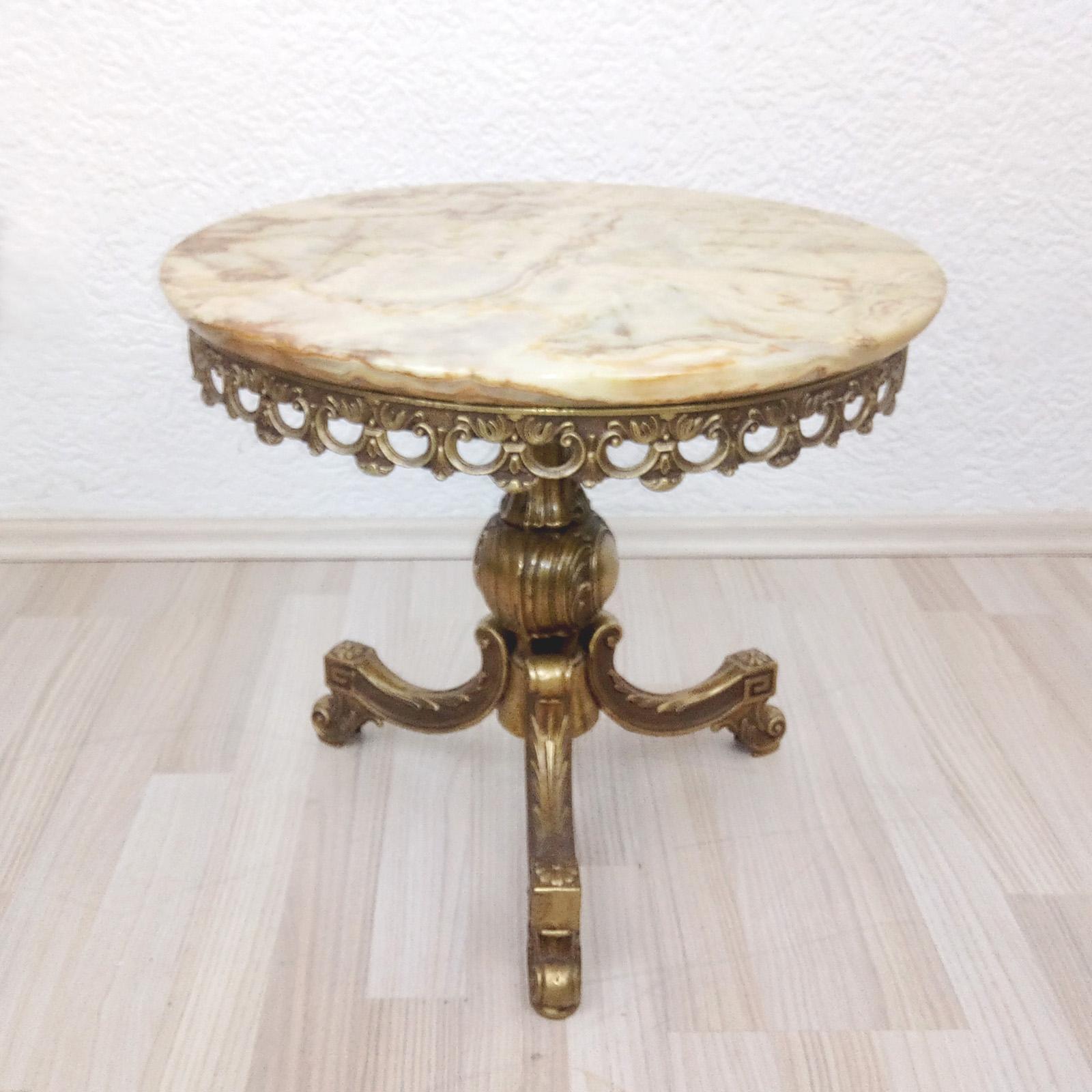 Neoclassical gueridon gilt metal foot and marble top.
Side table, gueridon, coffee table, gilt cast metal tripod foot, yellowish round marble top. 
Good used condition, with normal wear. Vintage from the 20th century.

Dimensions:
Diameter 50
