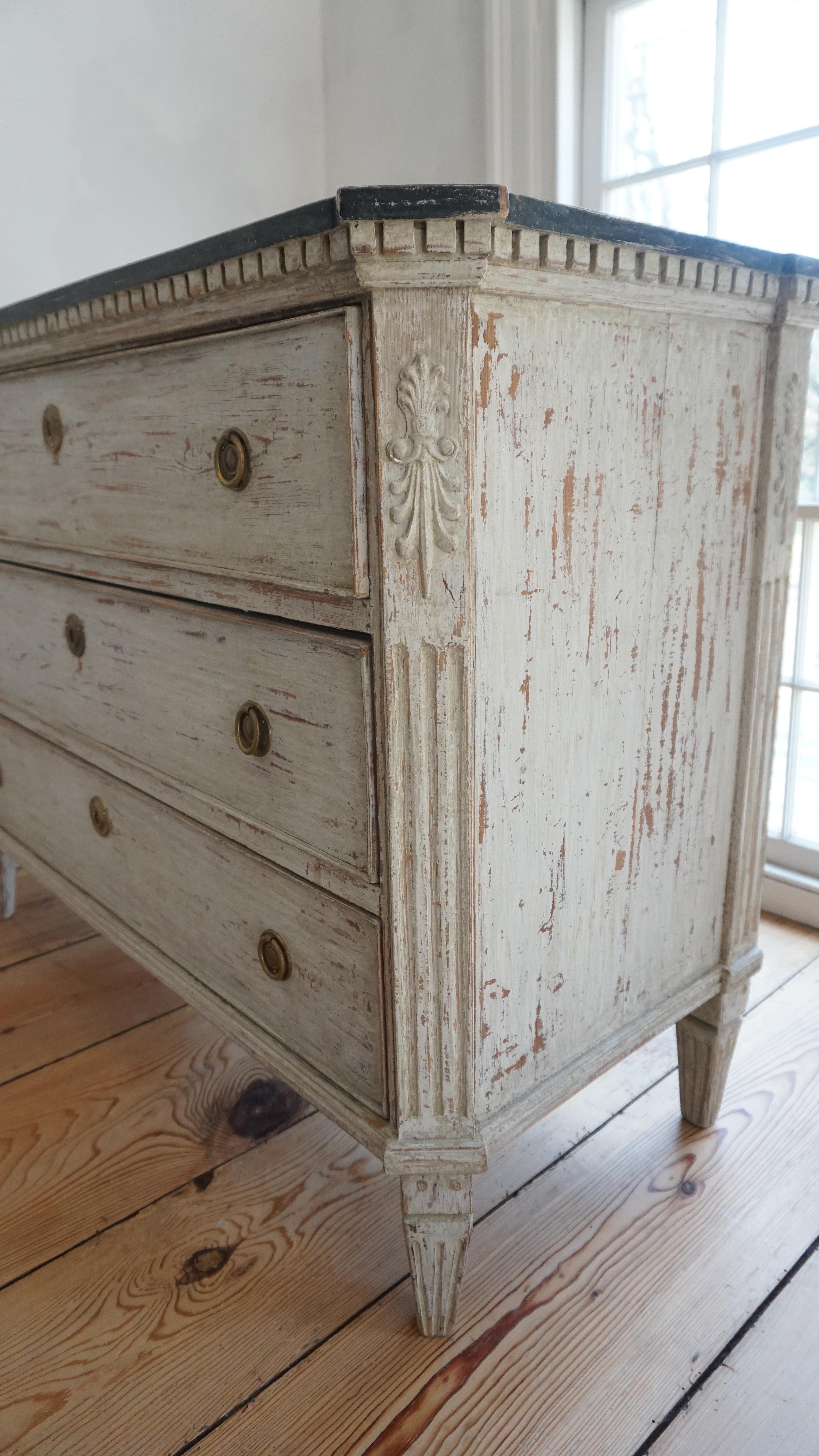 Neoclassical Gustavian Chest in Original Paint, Sweden, circa 1800 In Good Condition In Kinderhook, NY