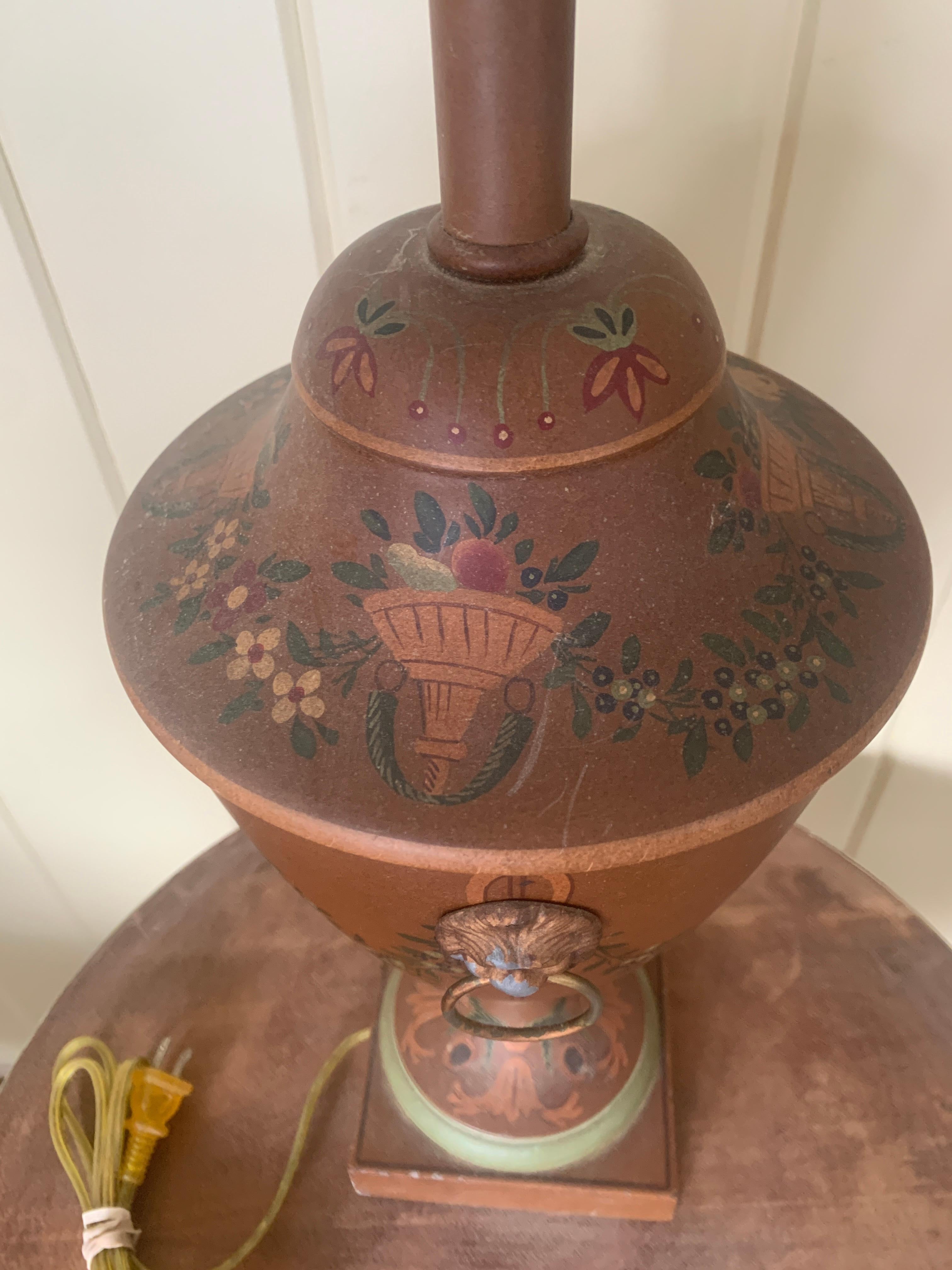 Lampe de table néoclassique peinte à la main avec têtes de lion en vente 3