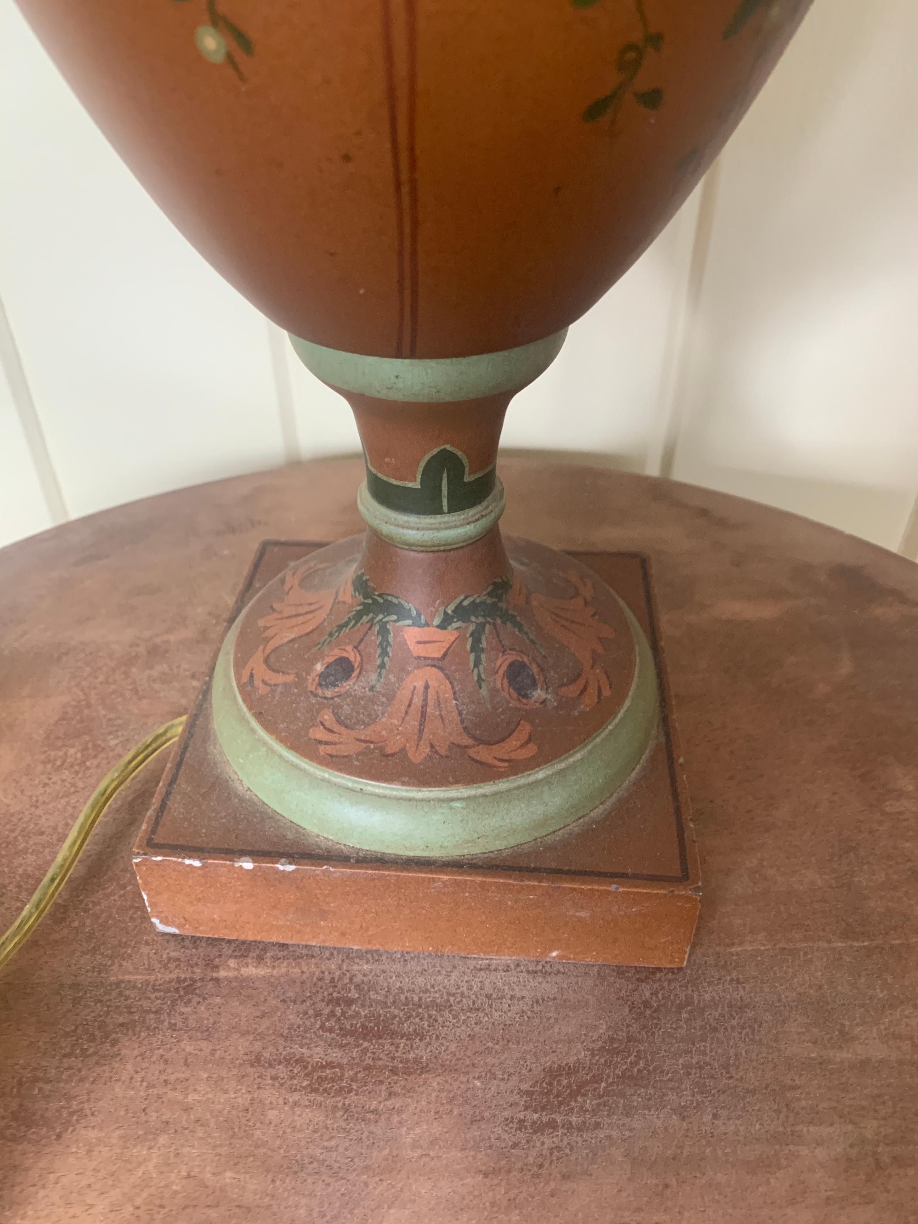 Lampe de table néoclassique peinte à la main avec têtes de lion en vente 4
