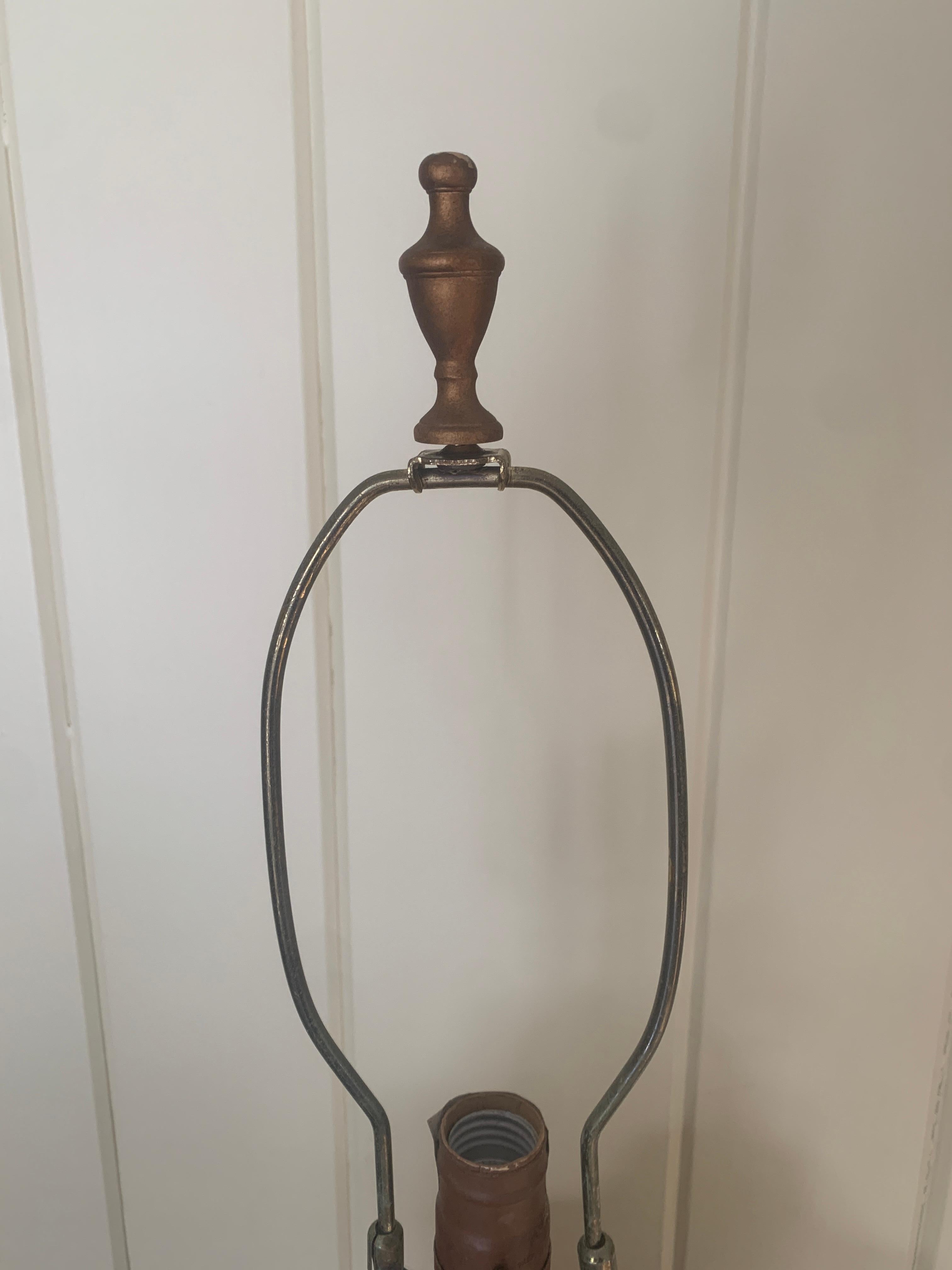 Lampe de table néoclassique peinte à la main avec têtes de lion en vente 5