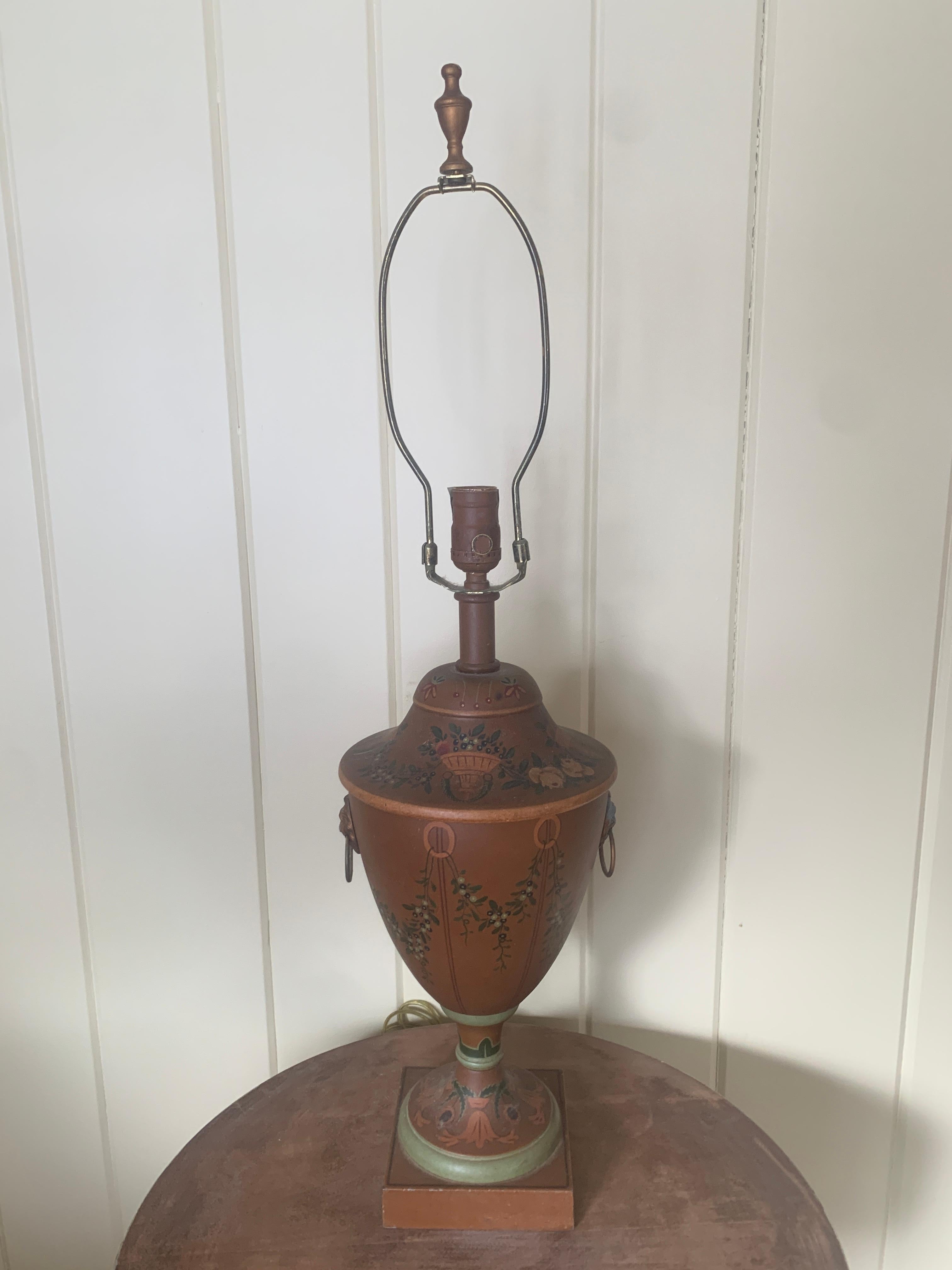 Magnifique lampe à pied vintage de style néoclassique marron avec une guirlande de feuillage peinte à la main et des accents de fruits. Deux têtes de lion se trouvent de part et d'autre de l'urne. 

États-Unis, fin du 20e siècle

Dimensions : 8 