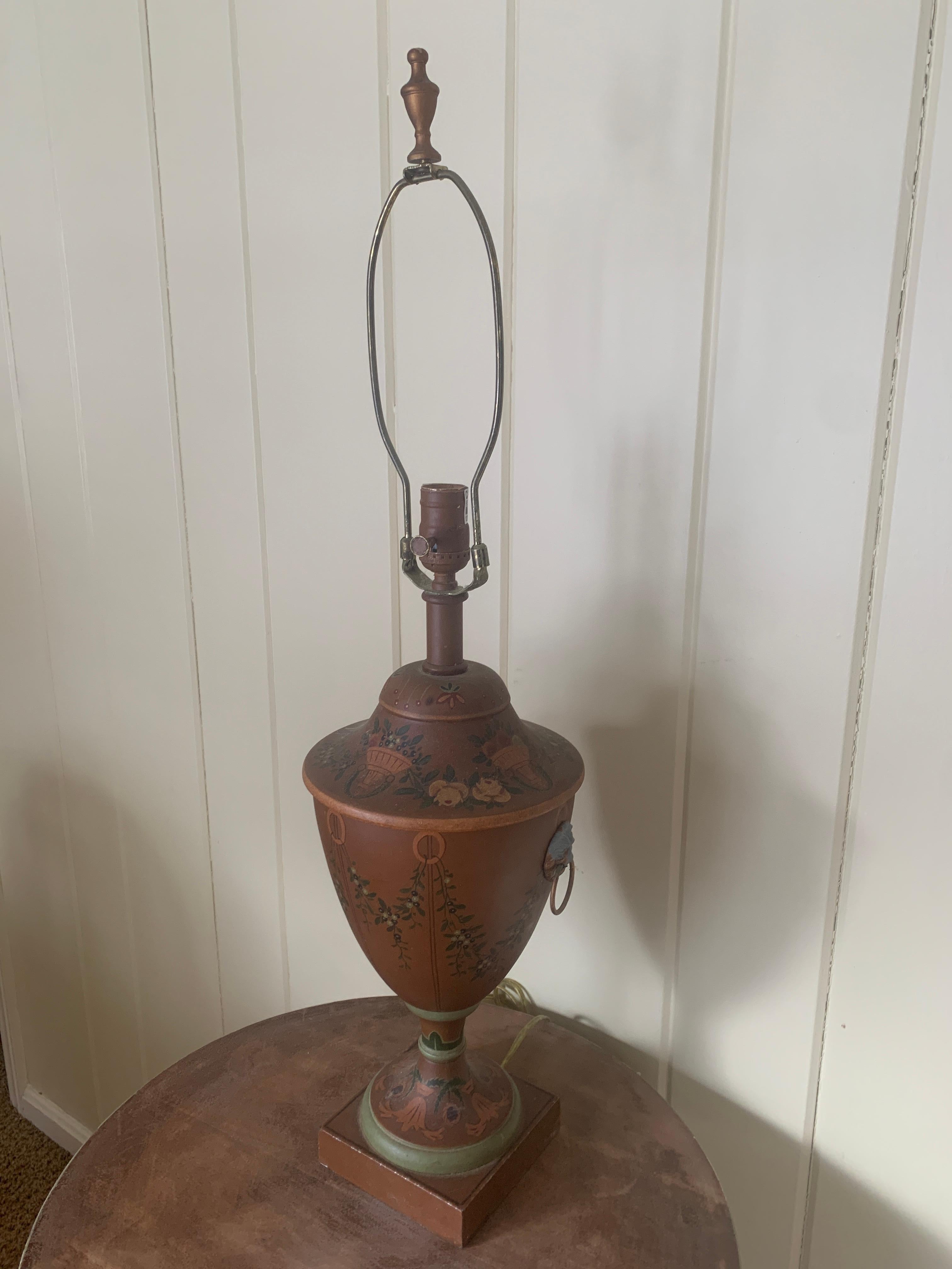 Néoclassique Lampe de table néoclassique peinte à la main avec têtes de lion en vente