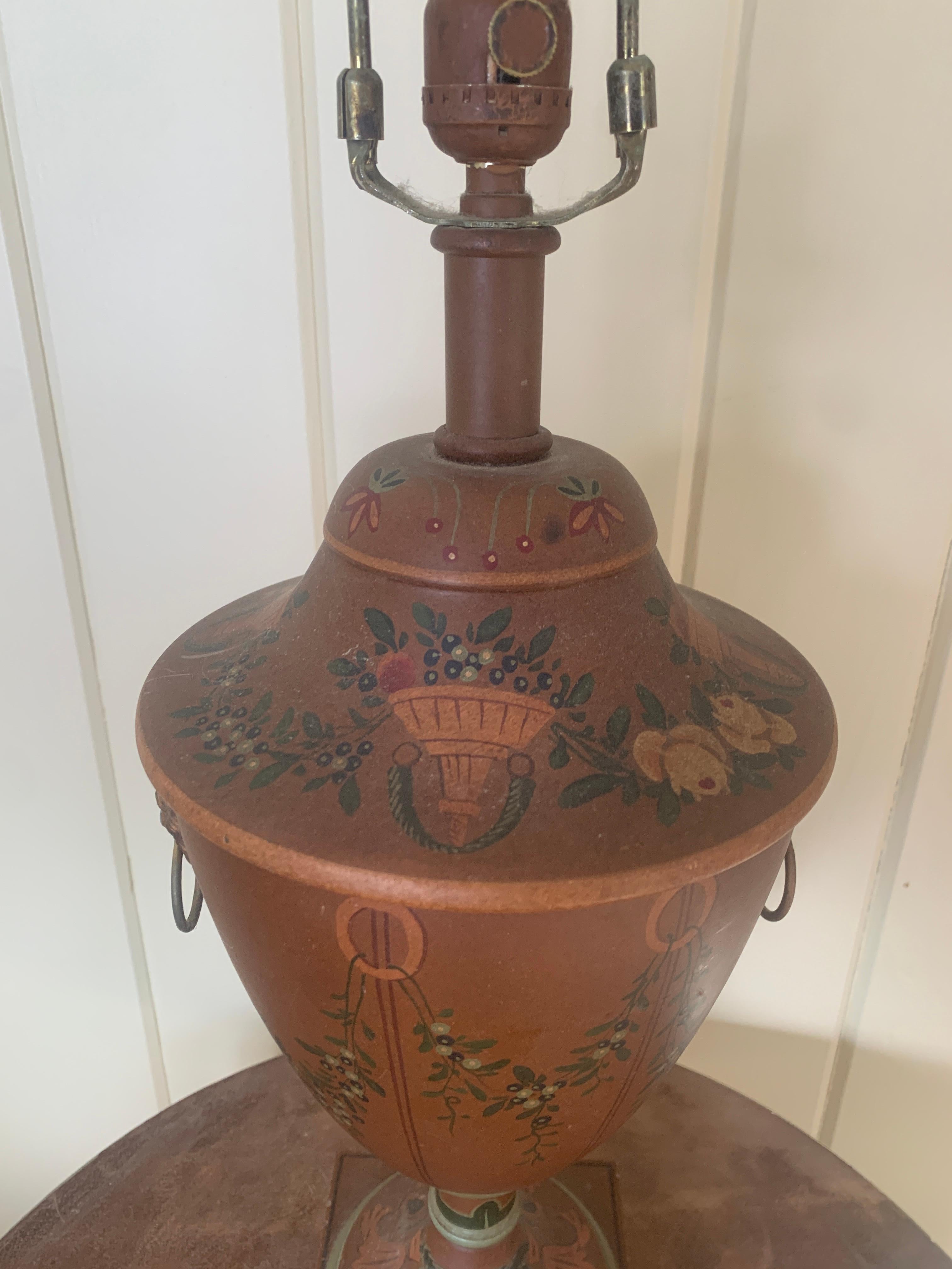Américain Lampe de table néoclassique peinte à la main avec têtes de lion en vente