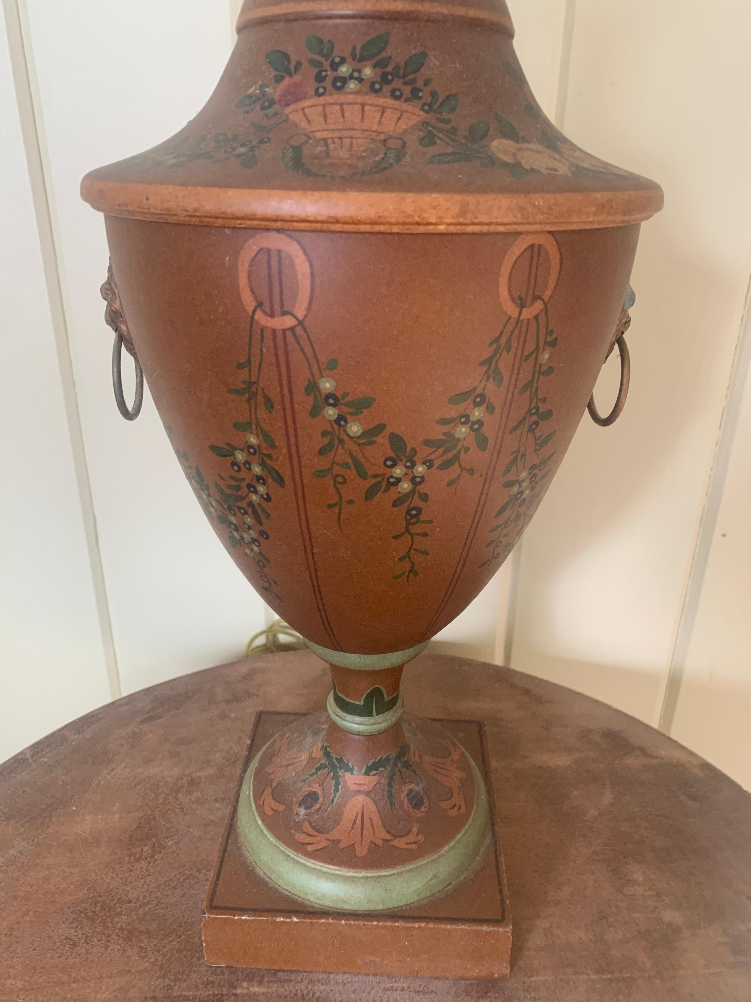 Lampe de table néoclassique peinte à la main avec têtes de lion Bon état - En vente à Elkhart, IN