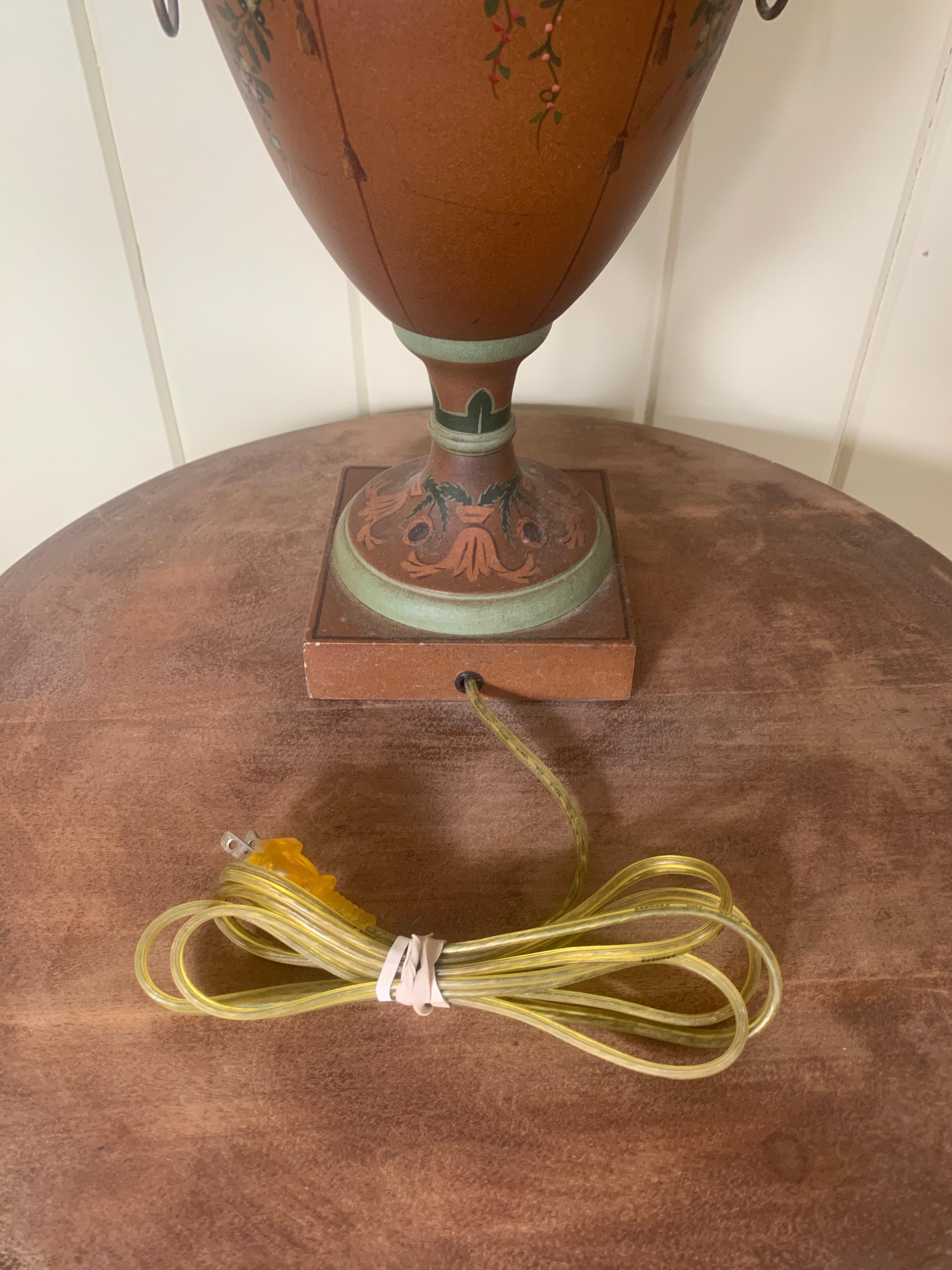 Lampe de table néoclassique peinte à la main avec têtes de lion en vente 1