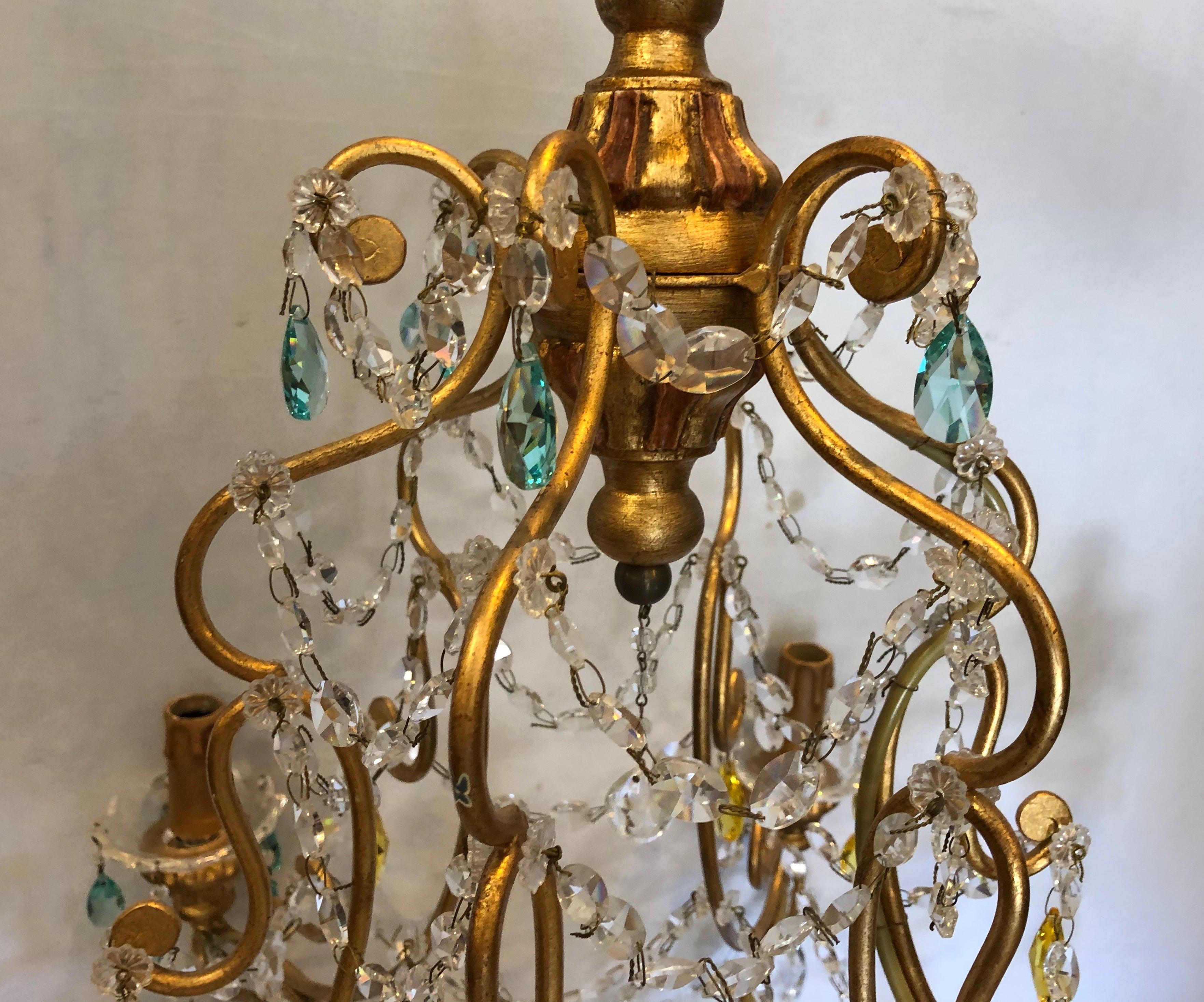Neoklassischer handgefertigter italienischer Kronleuchter aus vergoldetem Metall und Kristall von Alba Lamp im Angebot 1