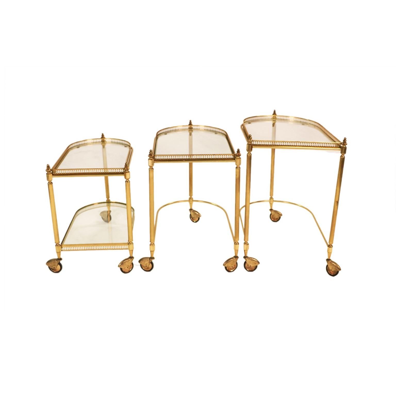 Neoclassical Hollywood Regency Brass Glass Nesting Tables In Good Condition For Sale In Baltimore, MD