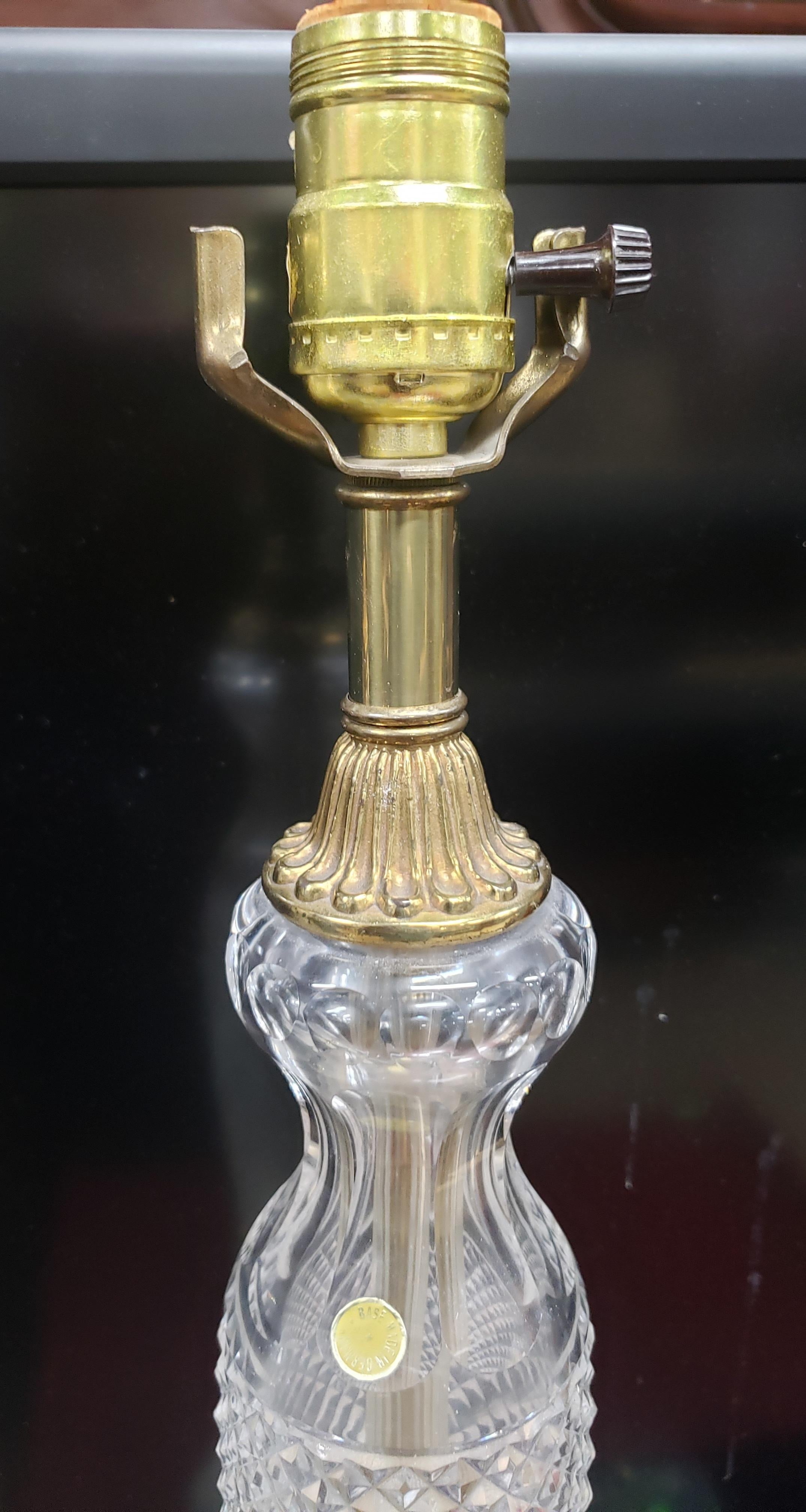 Ferronnerie Paire de lampes de bureau à colonne néoclassiques Hollywood Regency en bronze doré et cristal taillé en vente