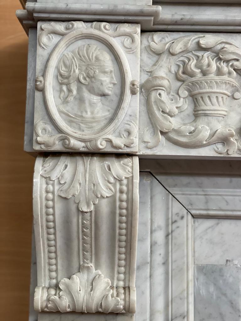 Chimenea neoclásica imperial de mármol blanco, Italia, 1790 Mármol en venta
