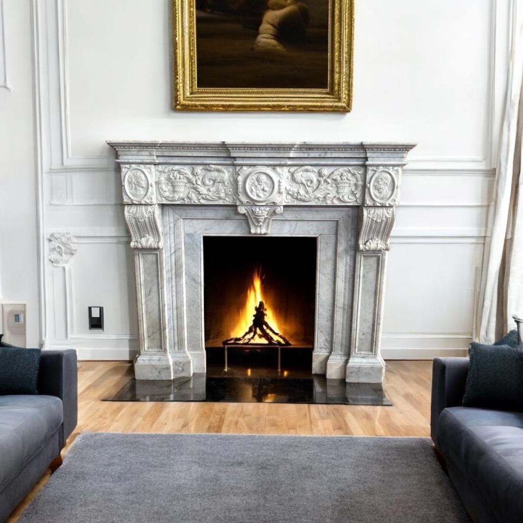 Chimenea neoclásica imperial de mármol blanco, Italia, 1790 en venta 2