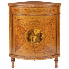 Armoire d'angle néoclassique marquetée de la période néoclassique