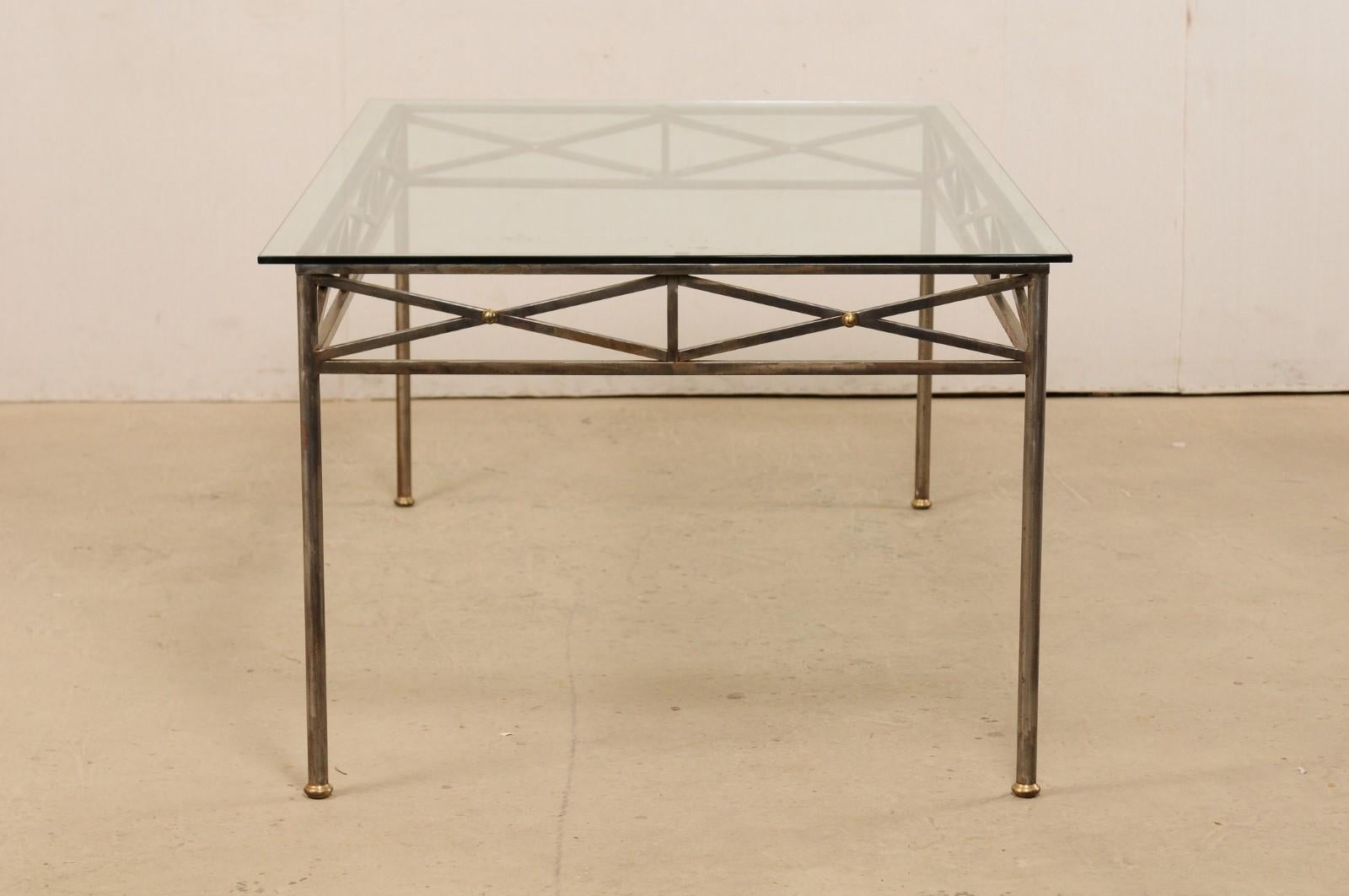 Table de salle à manger en métal d'inspiration néoclassique avec accents en laiton et plateau en verre en vente 3