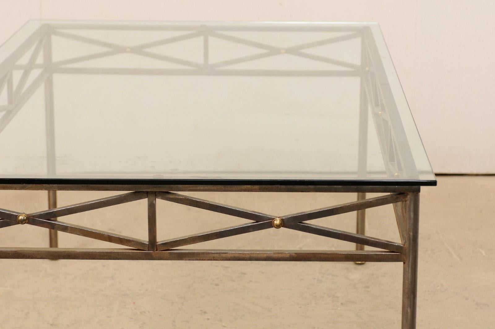 Table de salle à manger en métal d'inspiration néoclassique avec accents en laiton et plateau en verre en vente 4