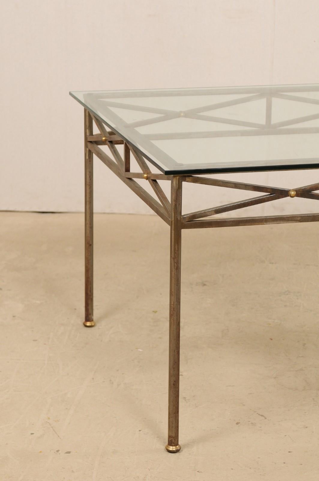 Américain Table de salle à manger en métal d'inspiration néoclassique avec accents en laiton et plateau en verre en vente