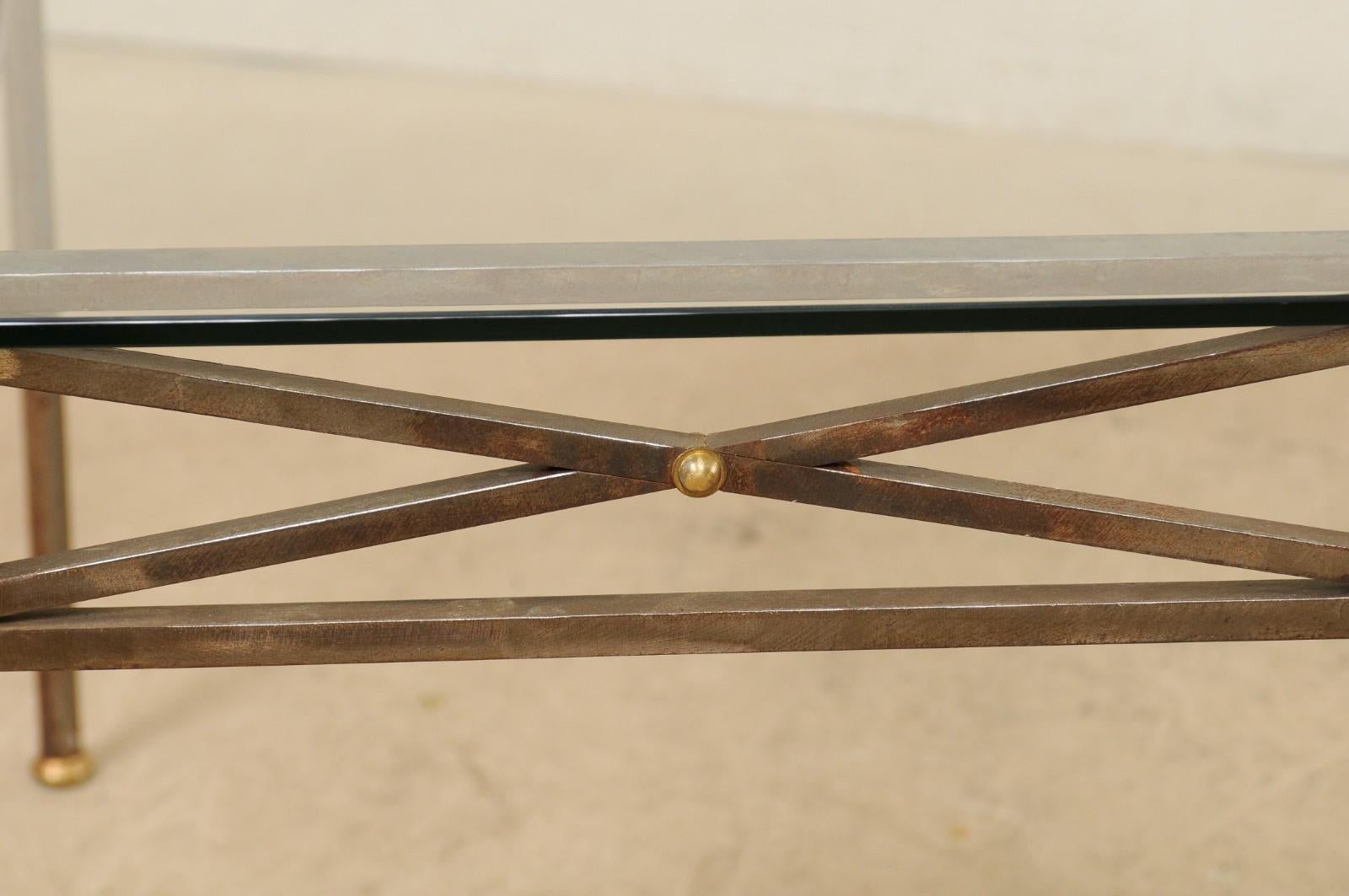 20ième siècle Table de salle à manger en métal d'inspiration néoclassique avec accents en laiton et plateau en verre en vente