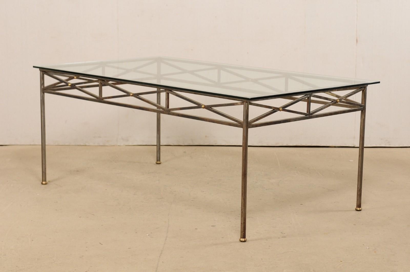 Table de salle à manger en métal d'inspiration néoclassique avec accents en laiton et plateau en verre en vente 1