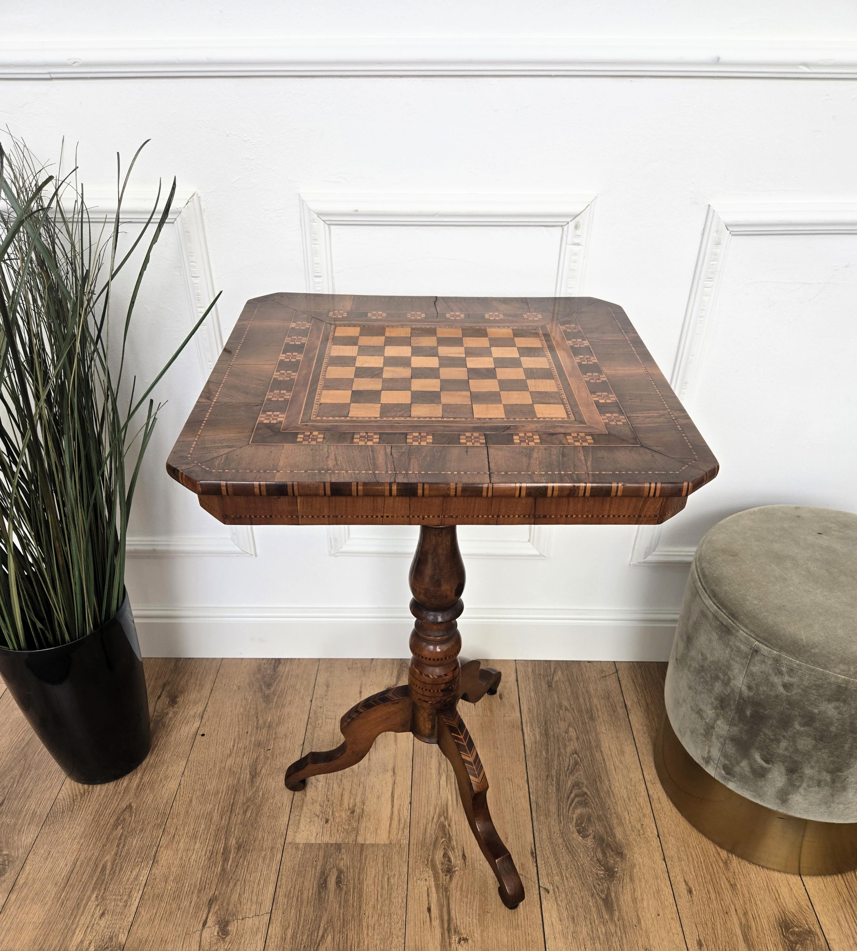 Table d'appoint ou de jeu d'échecs néoclassique italienne Biedermeier à trépied en noyer incrusté en vente 4
