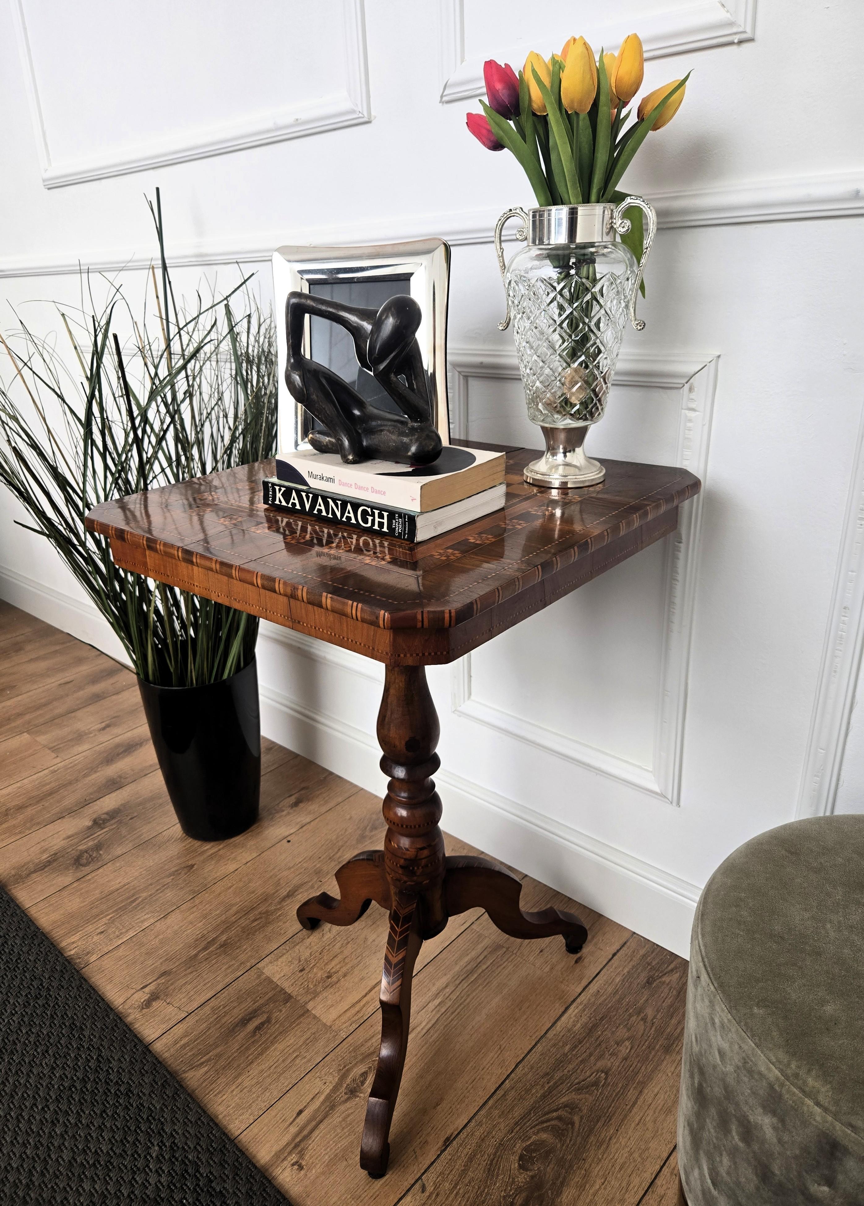Mid-Century Modern Table d'appoint ou de jeu d'échecs néoclassique italienne Biedermeier à trépied en noyer incrusté en vente