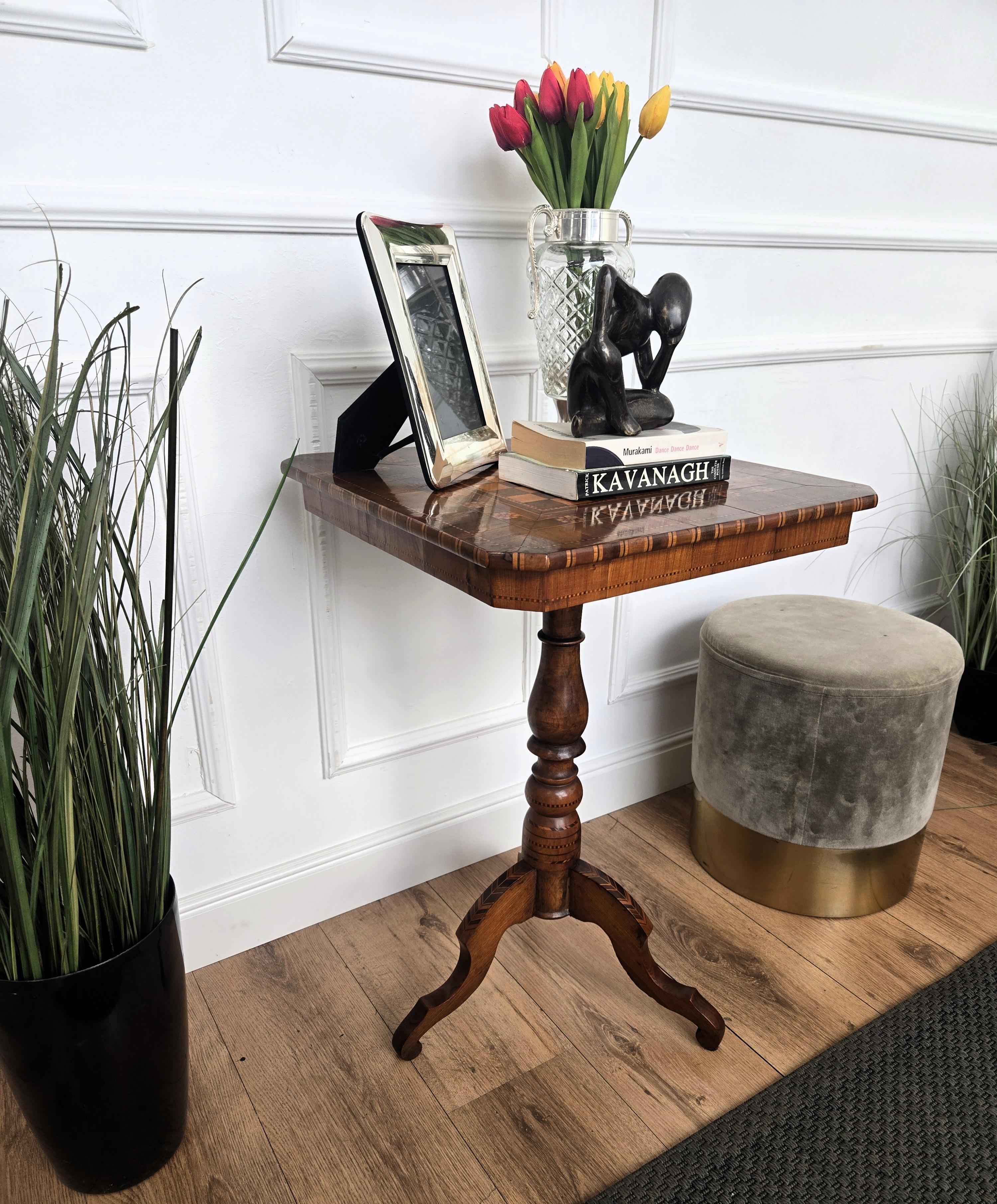 Table d'appoint ou de jeu d'échecs néoclassique italienne Biedermeier à trépied en noyer incrusté Bon état - En vente à Carimate, Como