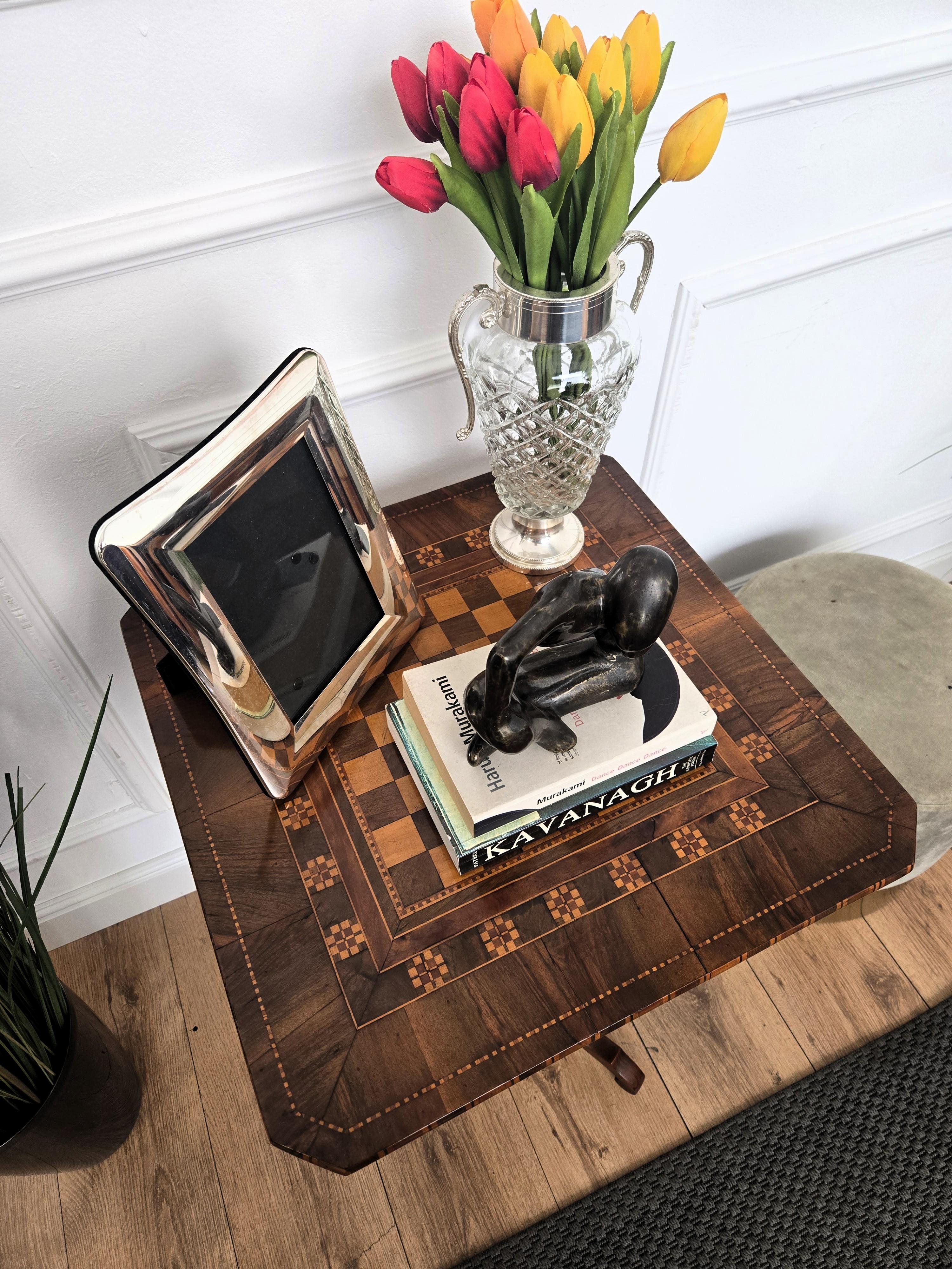 20ième siècle Table d'appoint ou de jeu d'échecs néoclassique italienne Biedermeier à trépied en noyer incrusté en vente