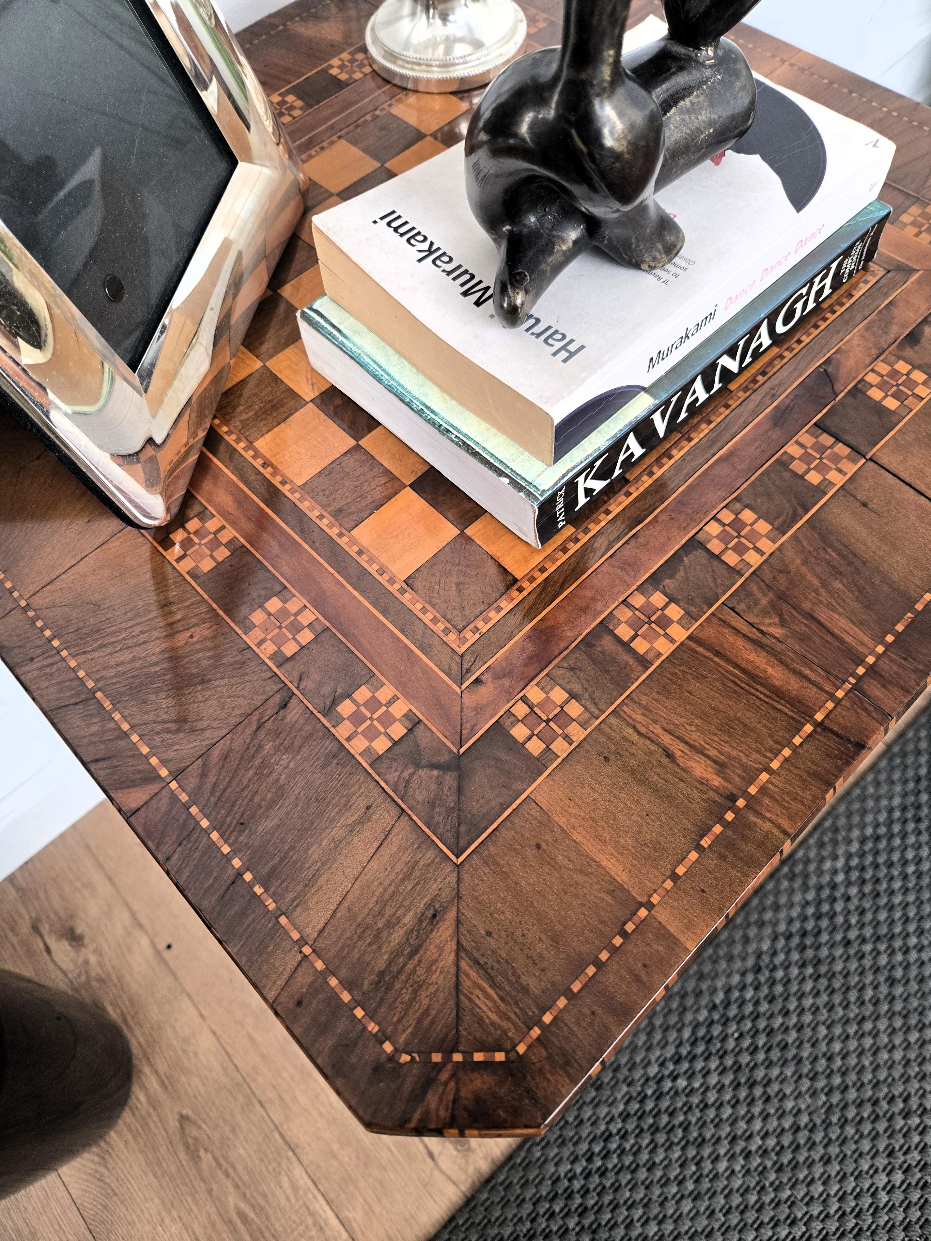 Bois Table d'appoint ou de jeu d'échecs néoclassique italienne Biedermeier à trépied en noyer incrusté en vente