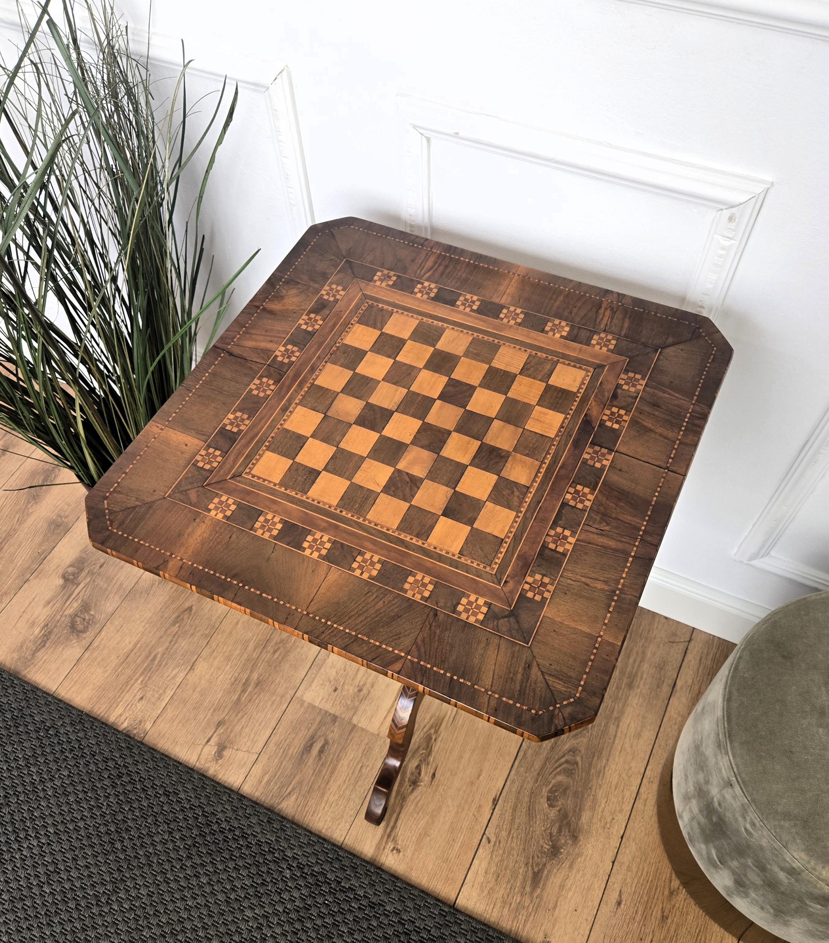 Table d'appoint ou de jeu d'échecs néoclassique italienne Biedermeier à trépied en noyer incrusté en vente 1