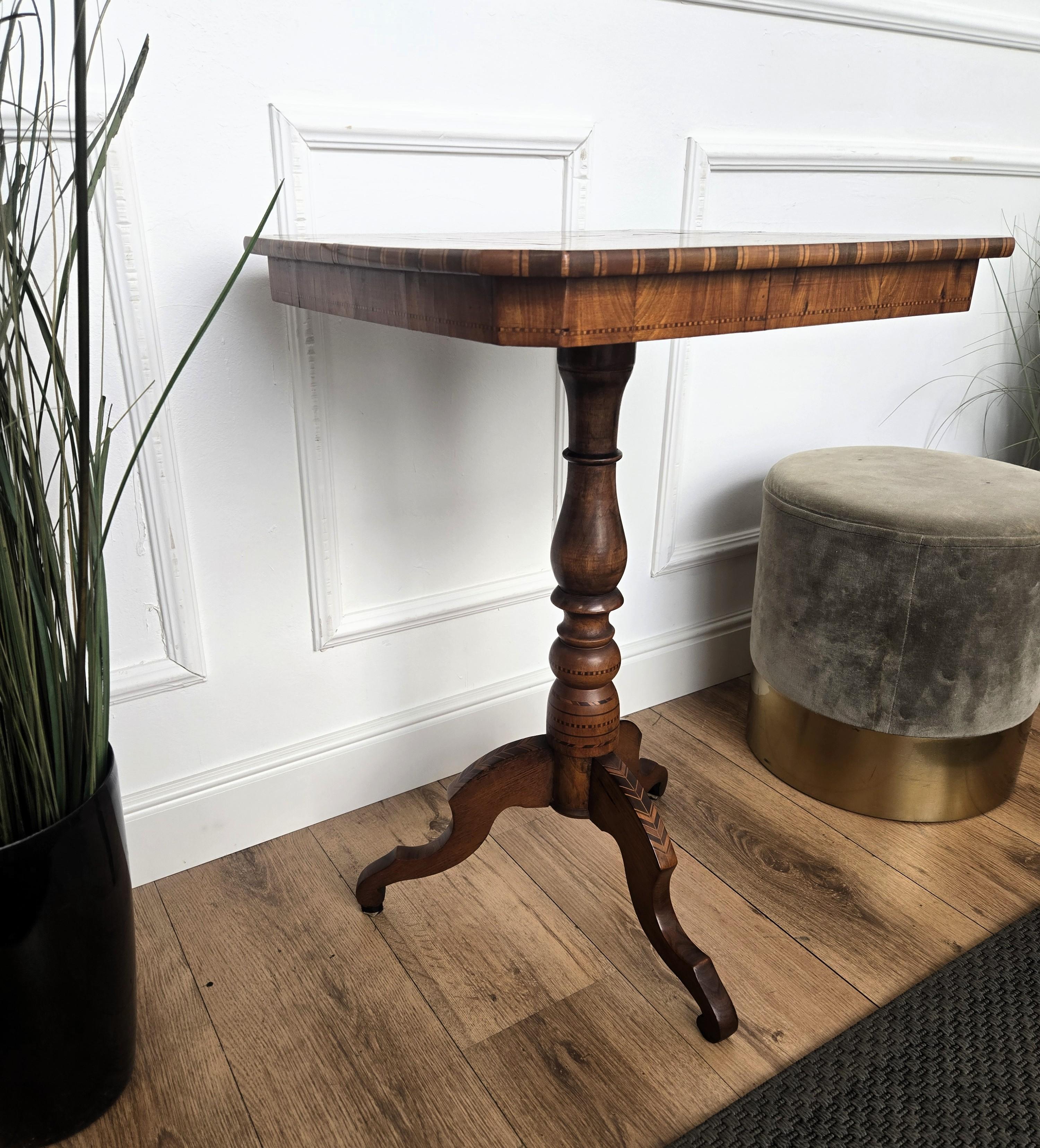 Table d'appoint ou de jeu d'échecs néoclassique italienne Biedermeier à trépied en noyer incrusté en vente 2